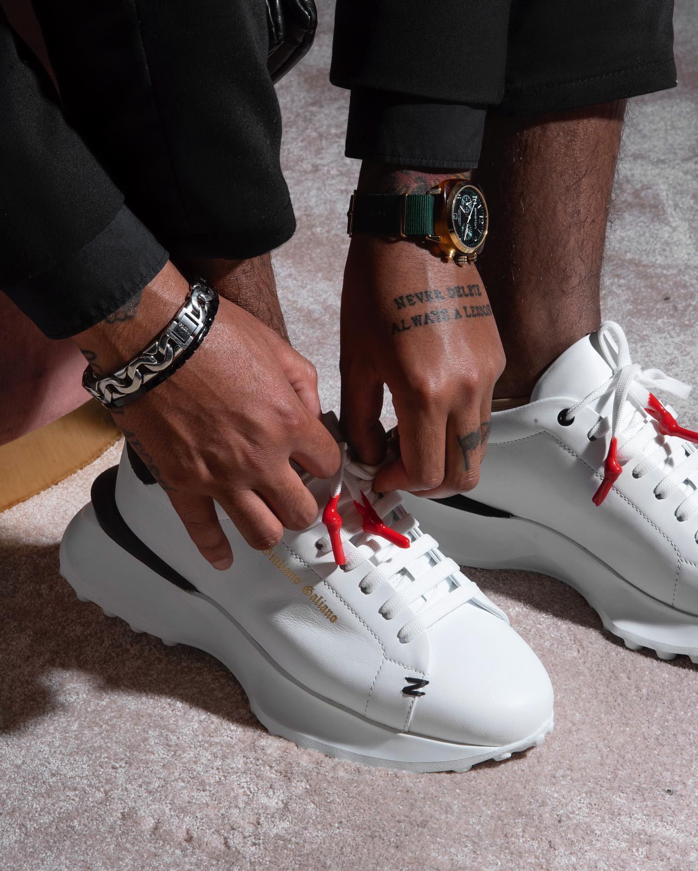 Raptor 1 | White Black