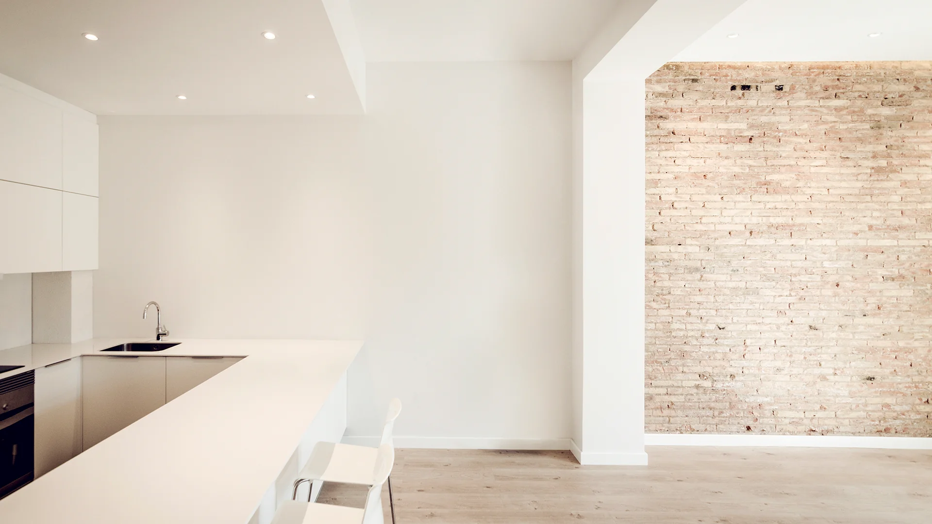 ESSENTIALS Dot Square Tilt