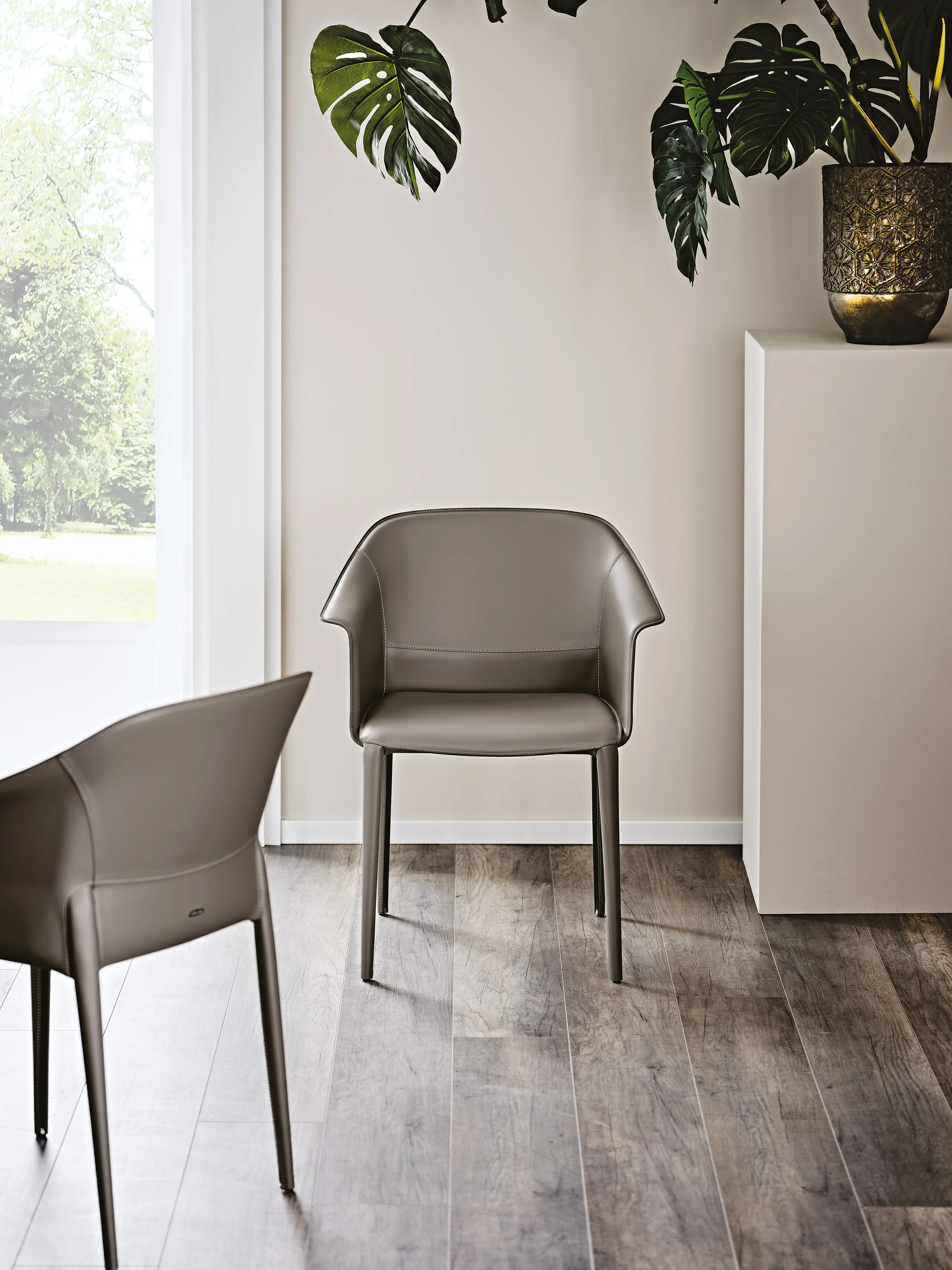 ZULEIKA Armrest Chair