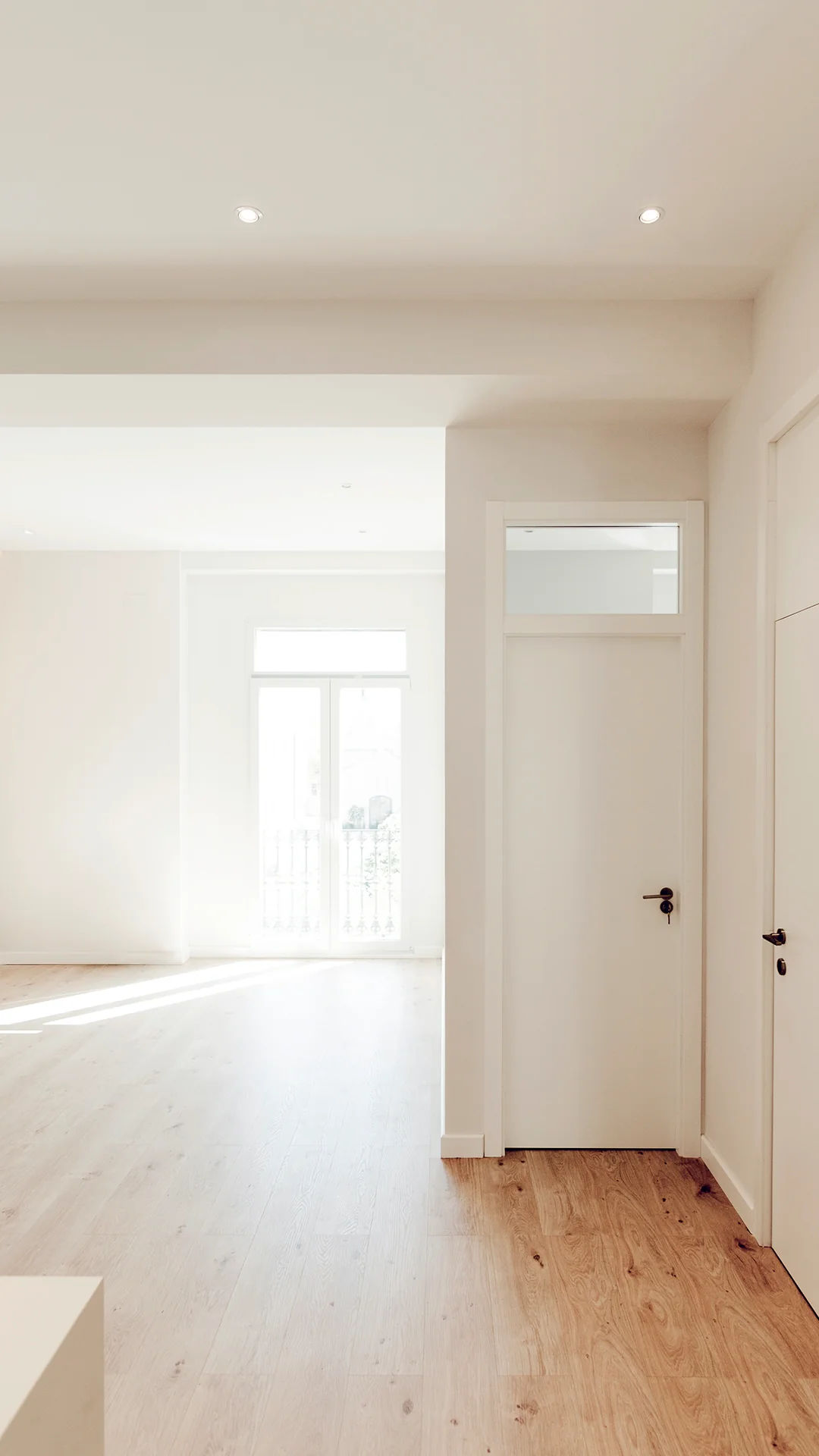 ESSENTIALS Dot Round Tilt