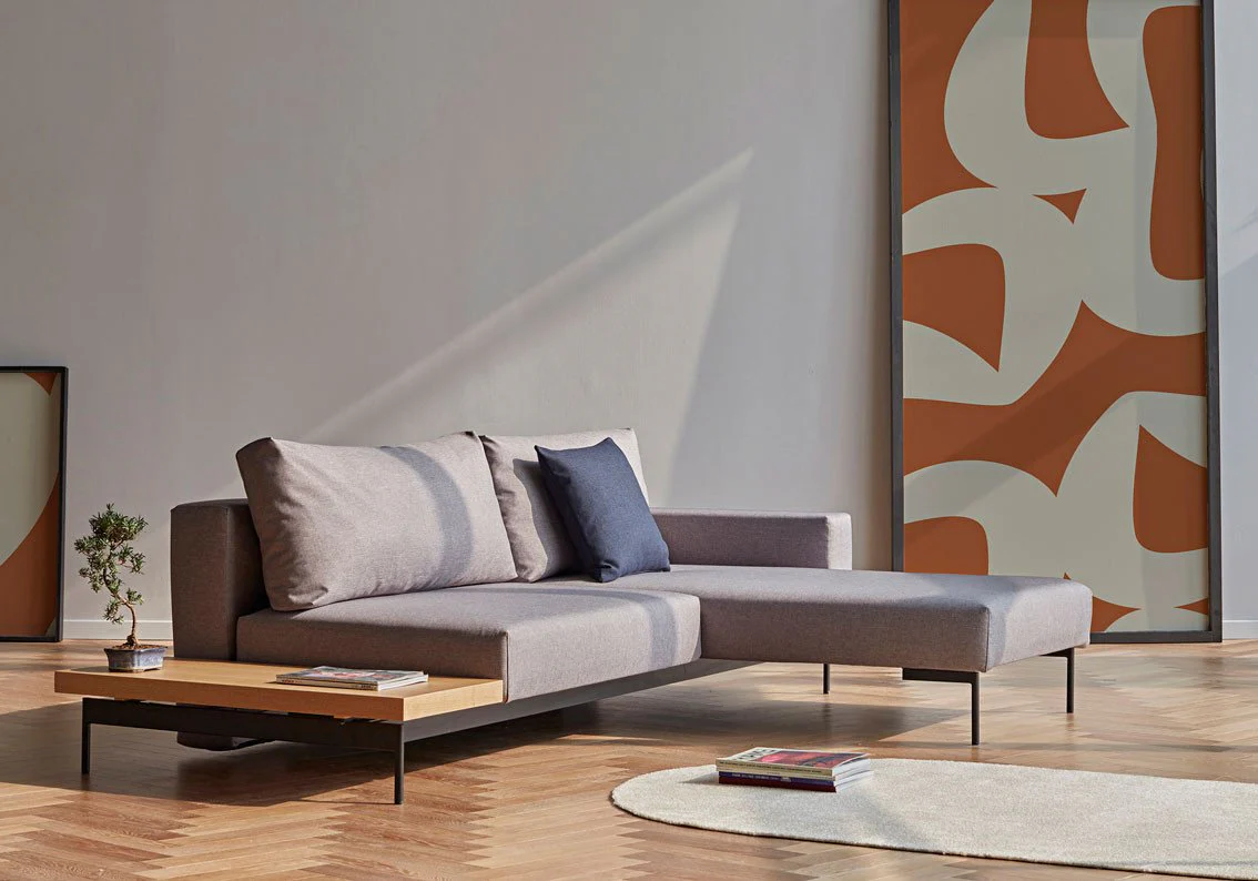 Bragi with side table