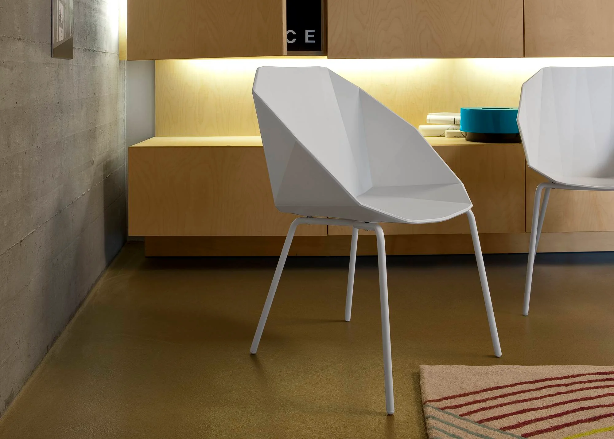 Rocher Chair/Bridge White White Lacquered Base