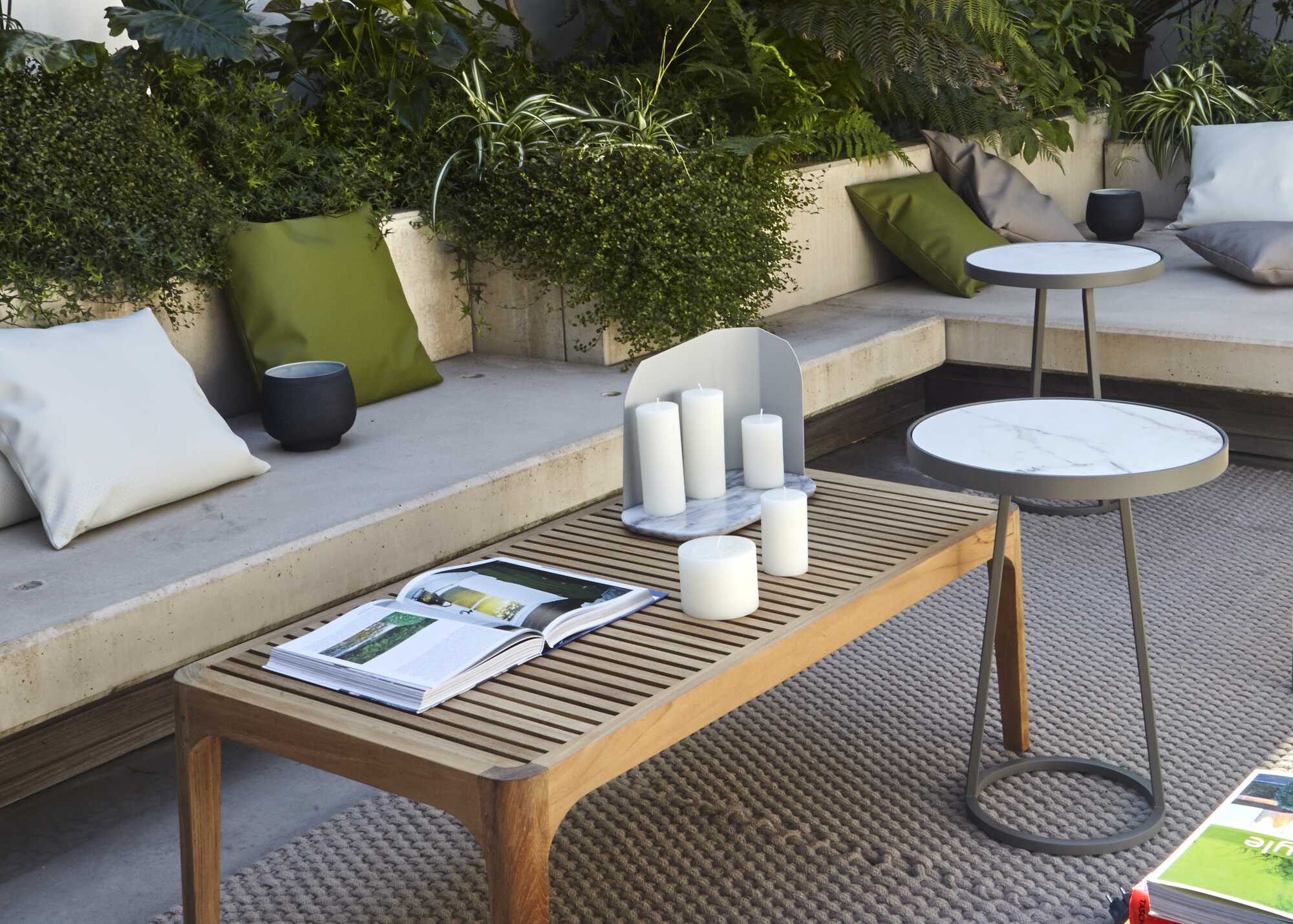 Circles Pedestal Table - Outdoor Top In White Marble-Effect Ceramic Stoneware Small