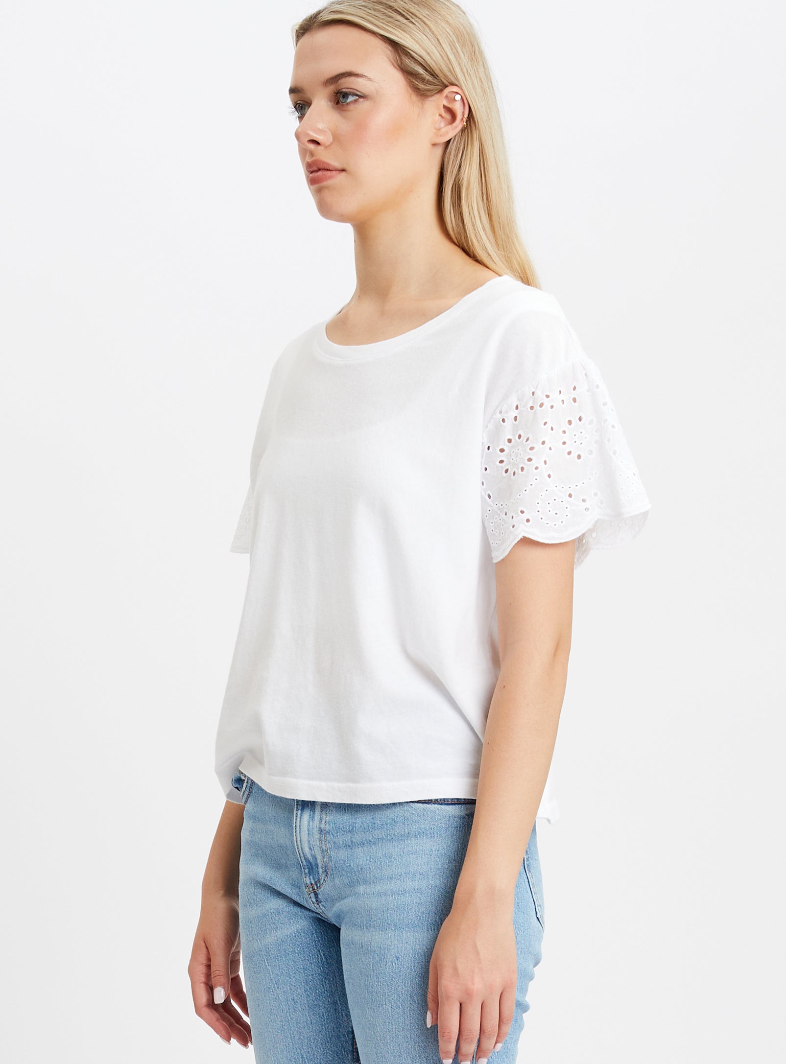 KIM | Short sleeve embroidery top || KIM | Haut brodé à manches courtes