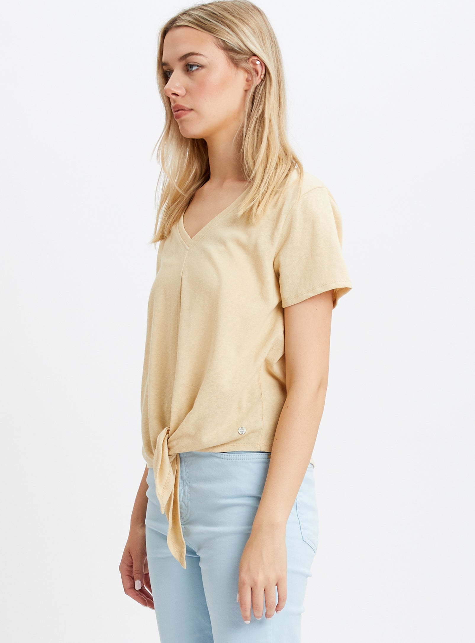 CARO | Short sleeve v-neck tie front knit top || CARO | Haut en tricot à manches courtes et col en V à nouer sur le devant