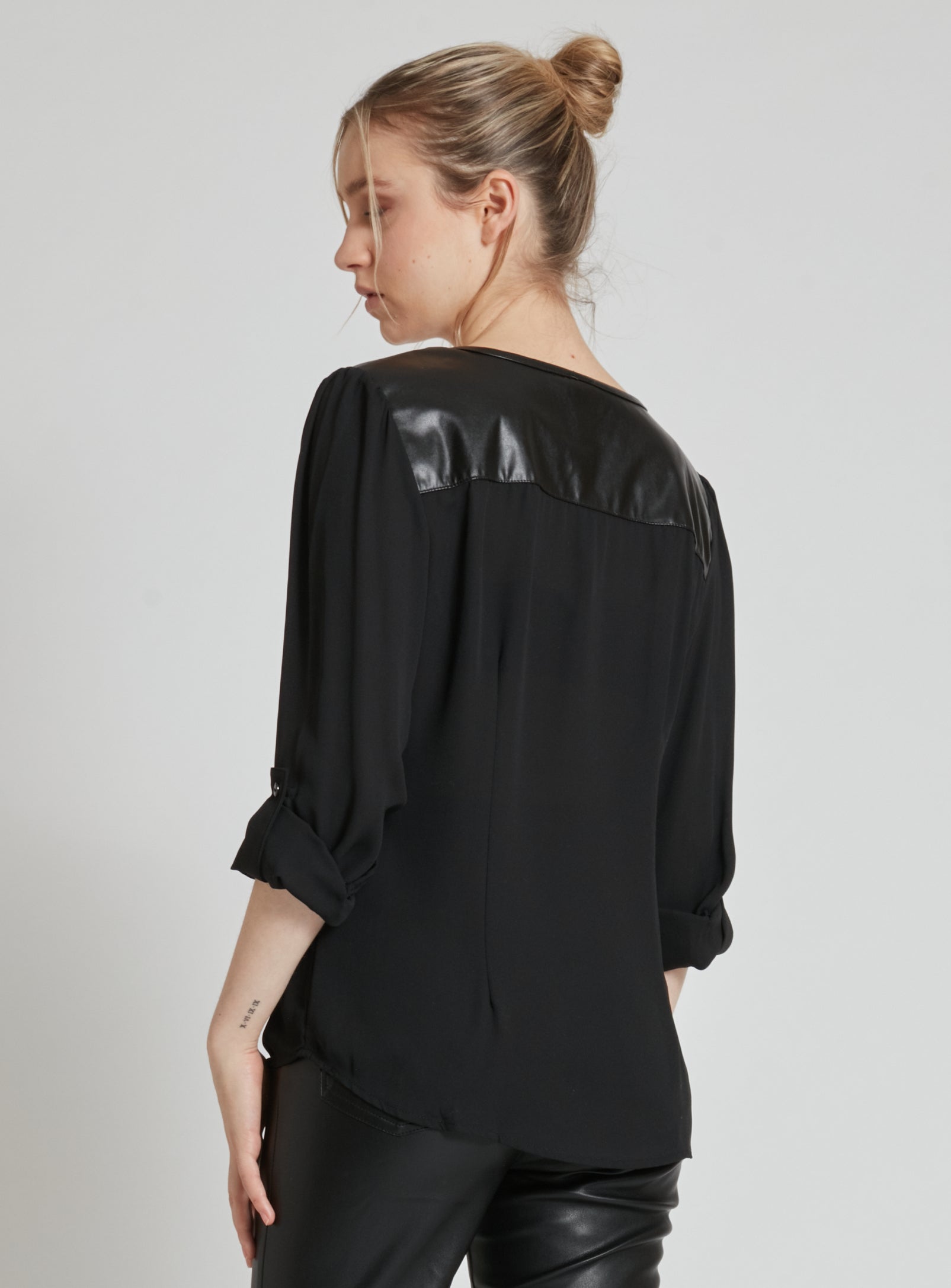 GISELE | Long sleeve blouse with zipper at neckline opening and P.U. accents. || GISELE | Chemisier à manches longues avec fermeture éclair à l'ouverture de l'encolure et P.U. accents.
