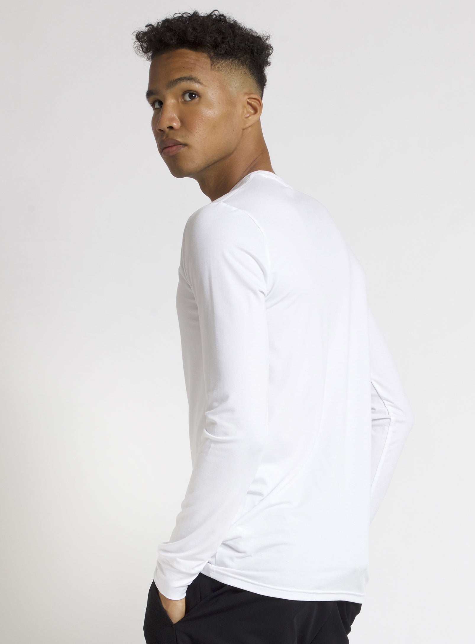 KEL | Long sleeve basic cotton crewneck T-shirt || KEL | T-shirt basique à manches longues et col rond en coton