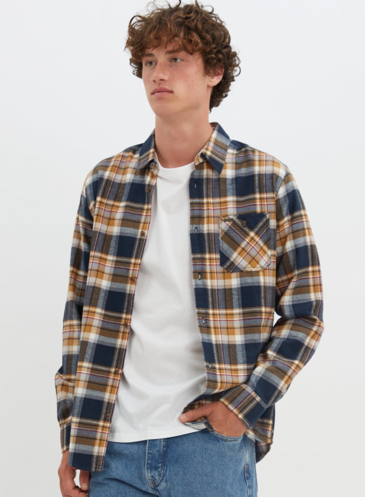 NOAH | Checkered semi-fit overshirt || NOAH |Surchemise semi-ajustée à carreaux