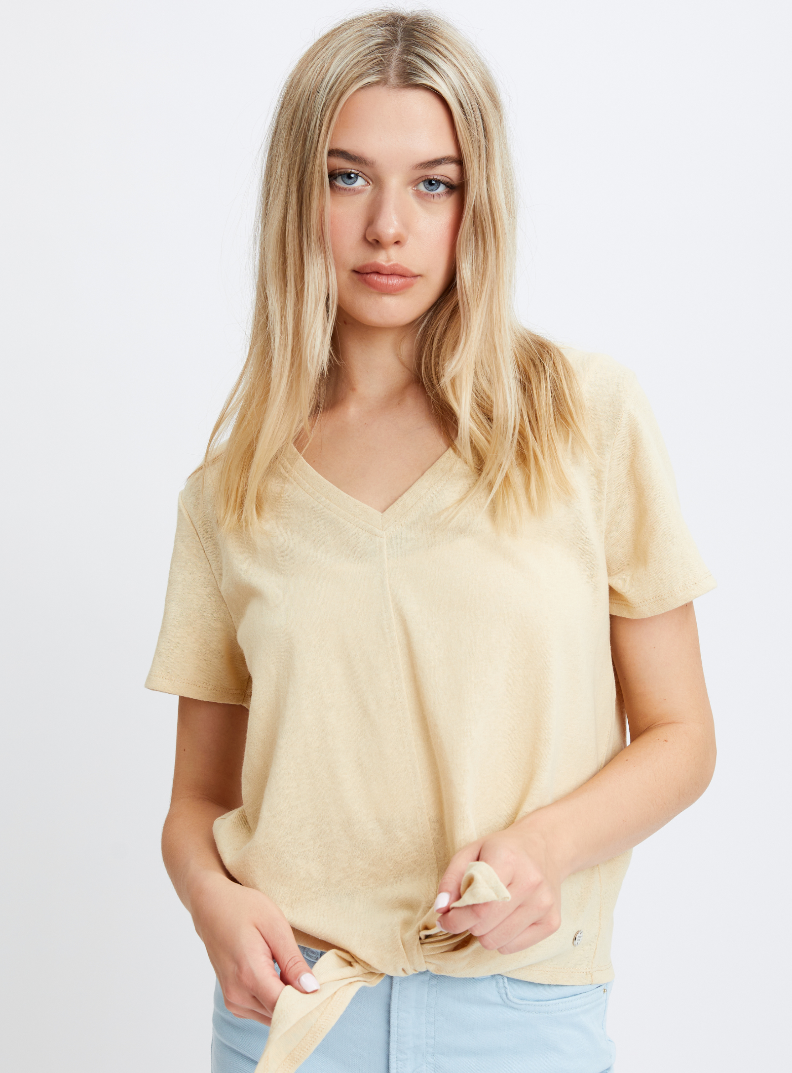 CARO | Short sleeve v-neck tie front knit top || CARO | Haut en tricot à manches courtes et col en V à nouer sur le devant