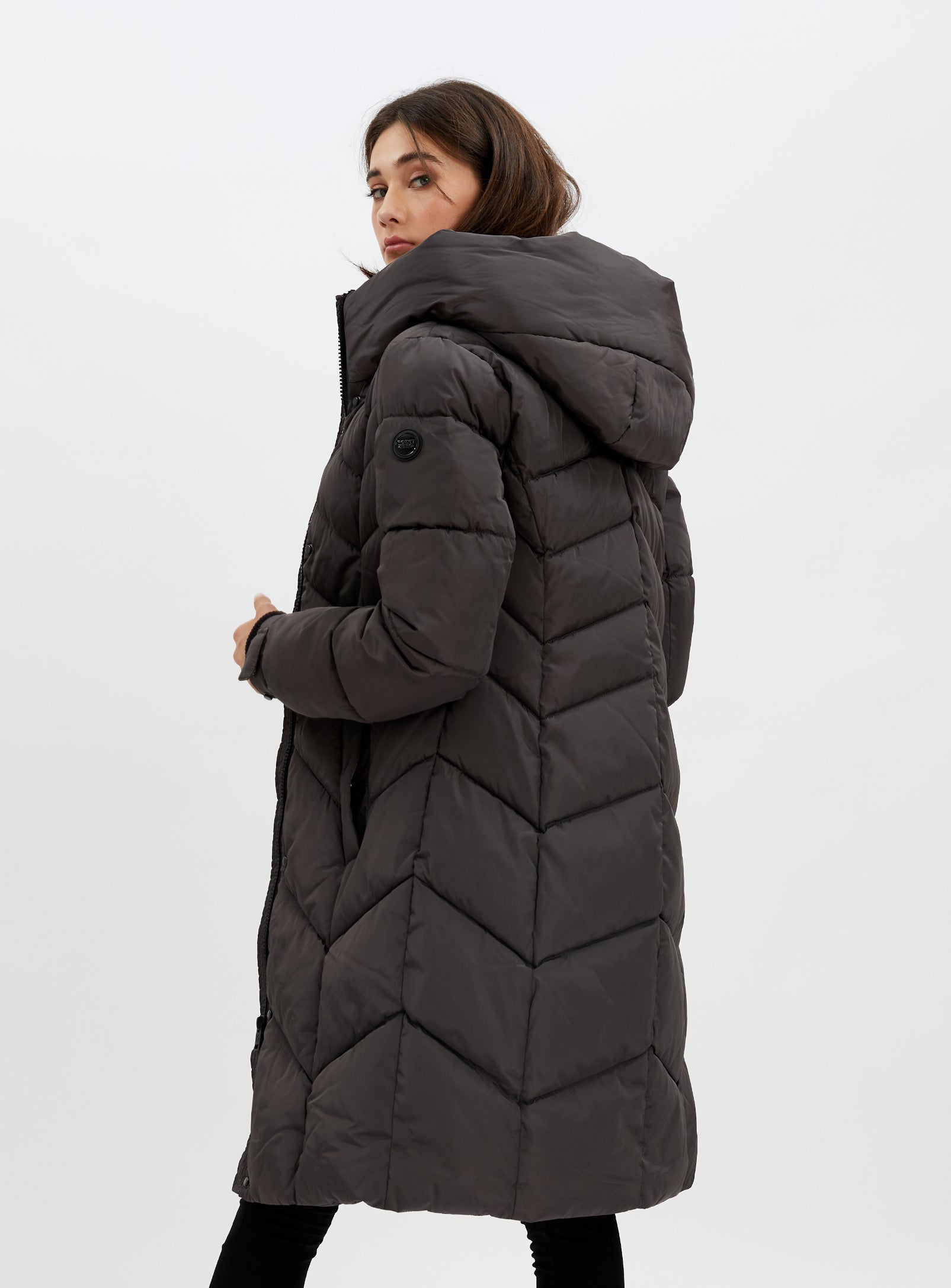 FLORENTINA |Long zip front hooded chevron quilted puffer jacket ||FLORENTINA |Doudoune longue matelassée à chevrons et capuche zippée sur le devant