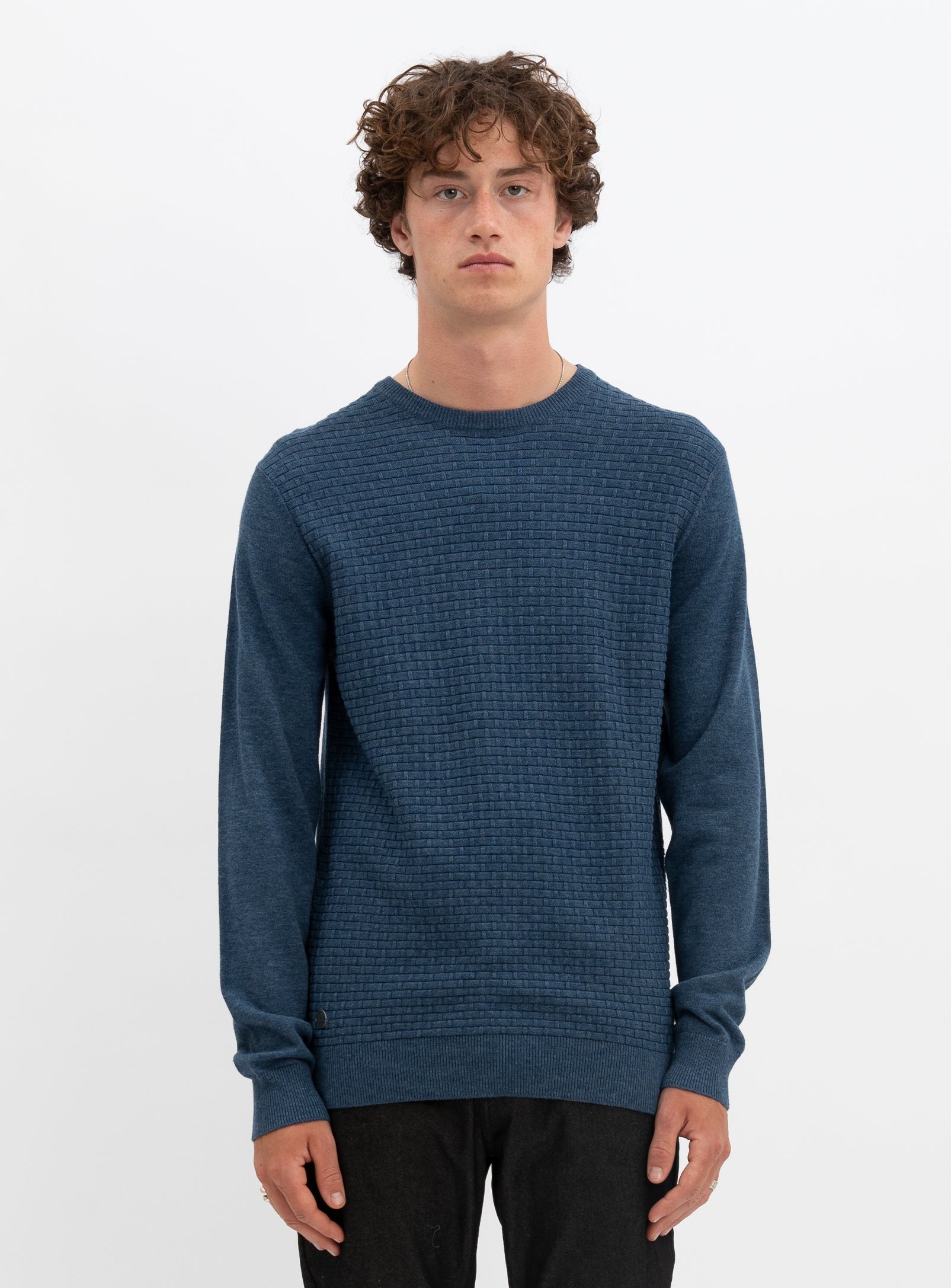 SWEN  | Cotton crewneck fine gauge sweater || SWEN |  Chandail fin en coton à col ras du cou