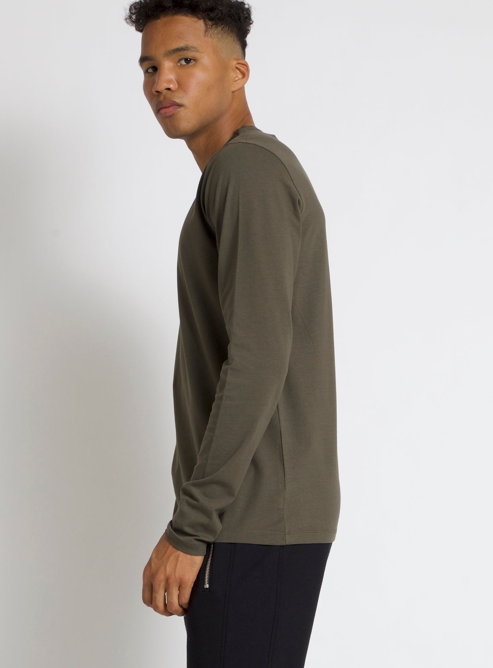 KEL | Long sleeve basic cotton crewneck T-shirt || KEL | T-shirt basique à manches longues et col rond en coton