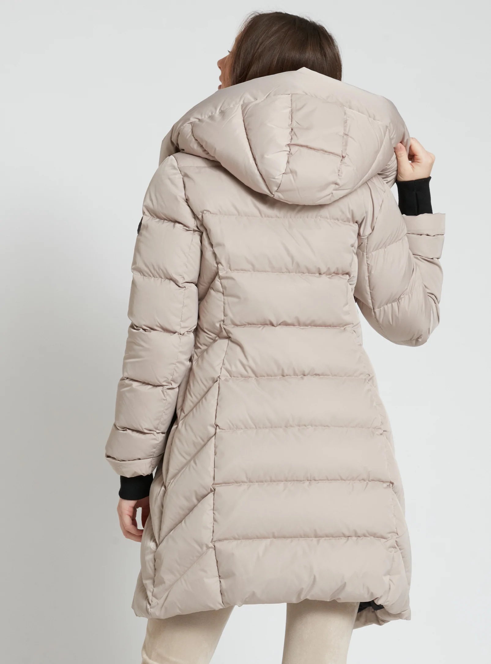 CAROLINE | quilted long puffer jacket || CAROLINE | Doudoune longue matelassée à encolure contrastée avec capuche coussin