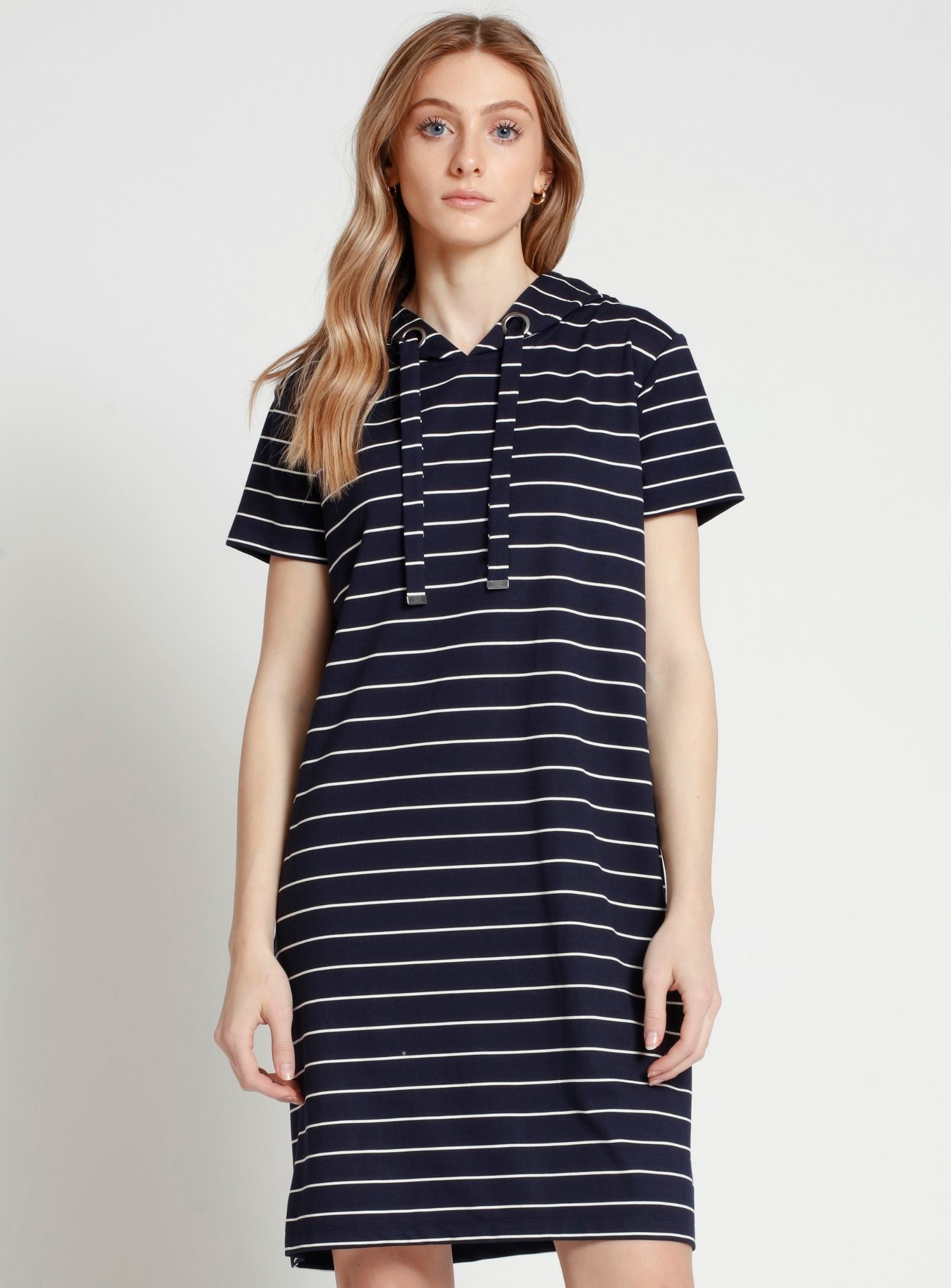 ALMA |Striped Short-Sleeve Hoodie Dress || ALMA |Robe à capuche rayée à manches courtes