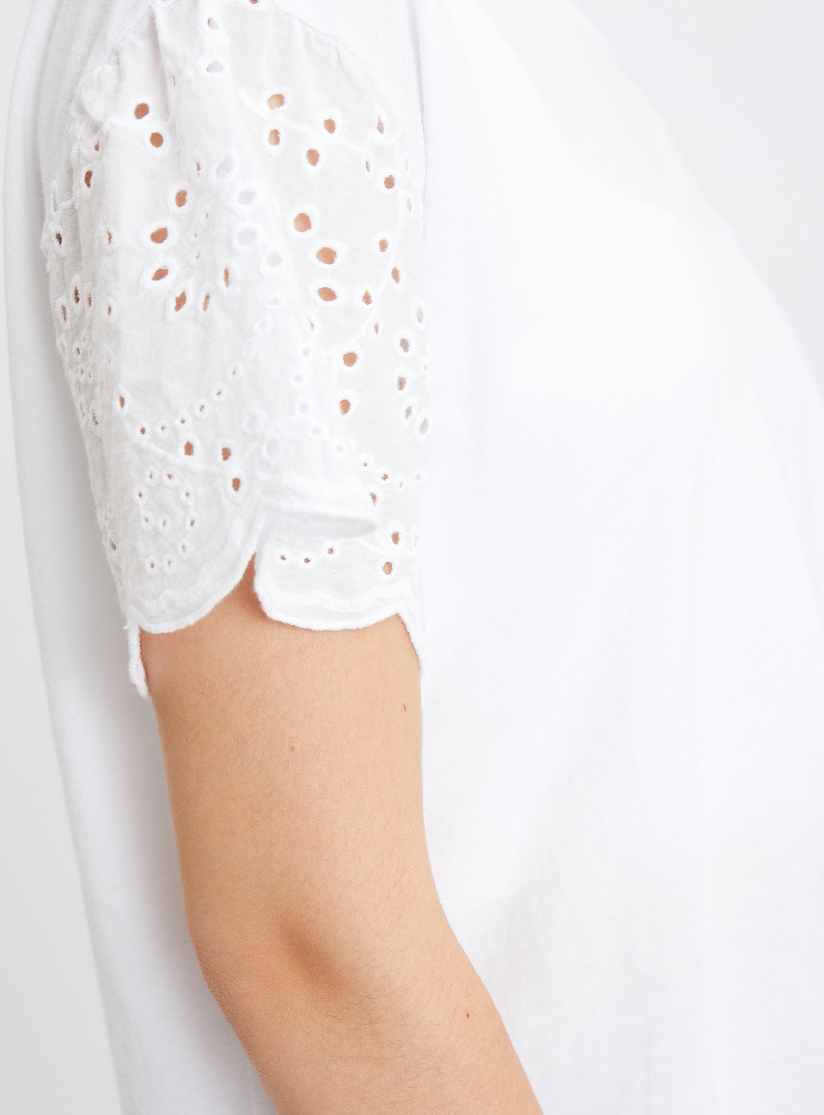 KIM | Short sleeve embroidery top || KIM | Haut brodé à manches courtes