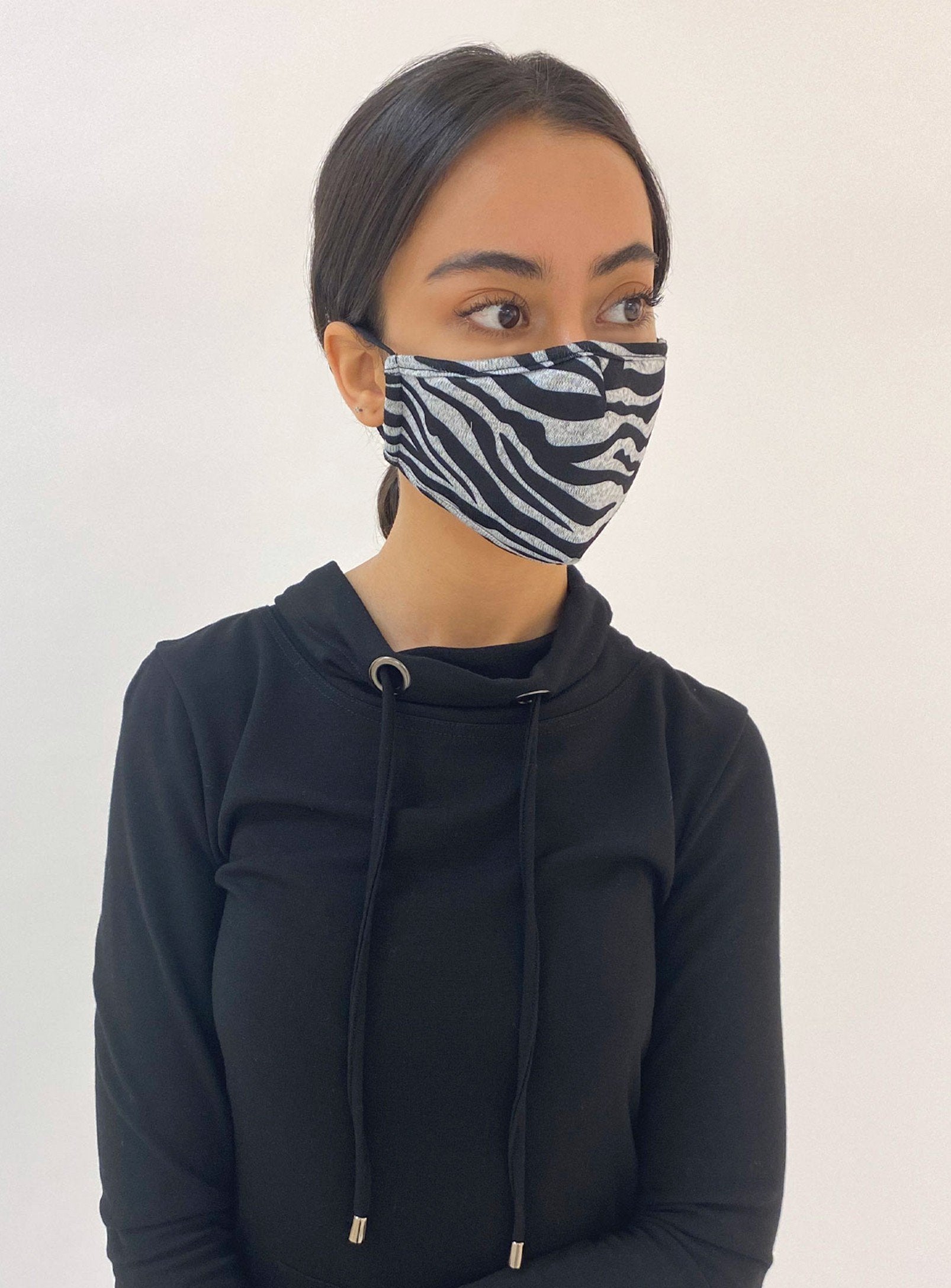 REUSABLE 3 LAYER MASK | A PACK OF 3 MASKS-GREY||MASQUE RÉUTILISABLE 3 COUCHES | UN PACK DE 3 MASQUES-GRIS