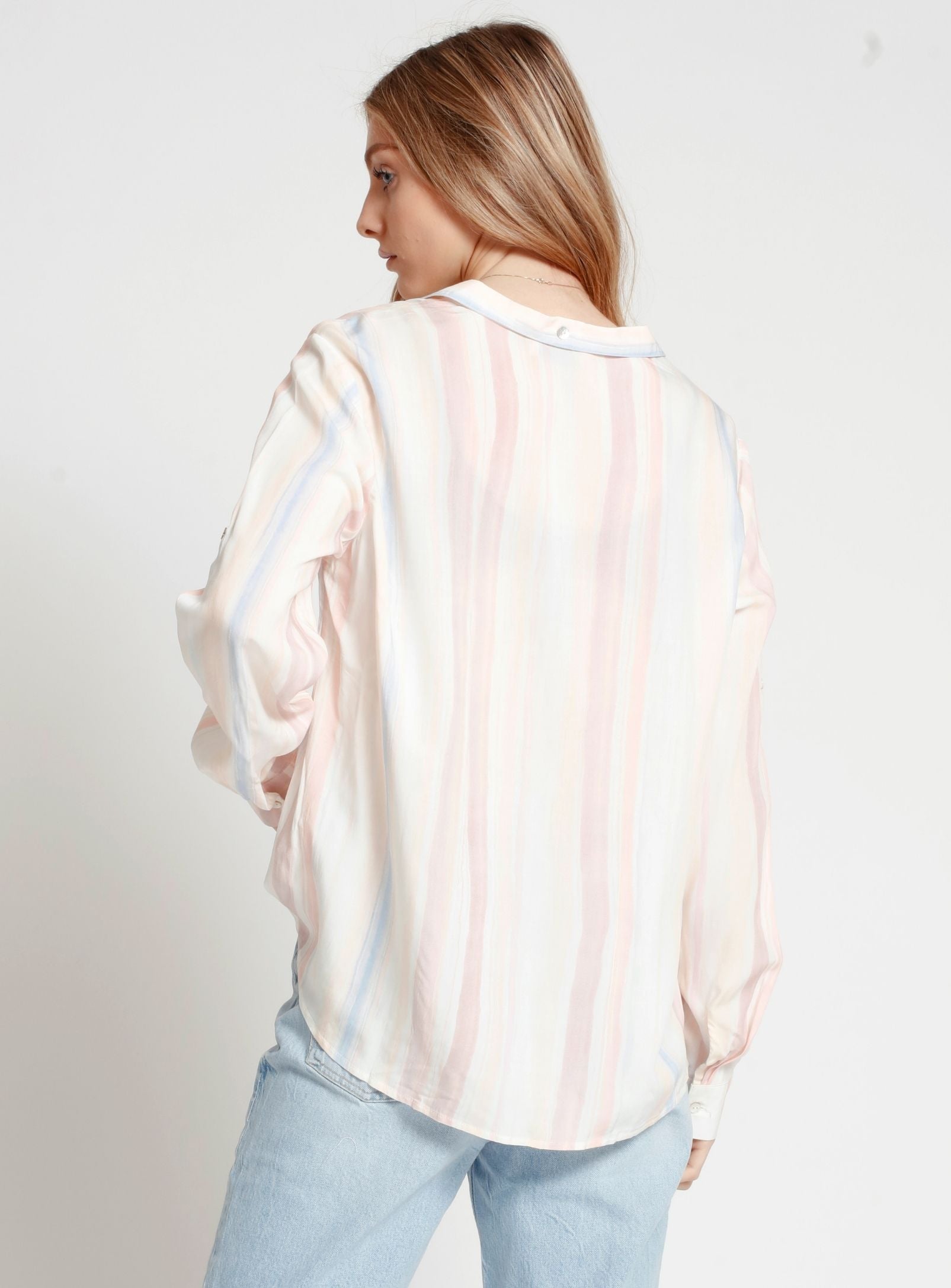 WELA | Striped button front blouse || WELA | Blouse boutonnée à rayures
