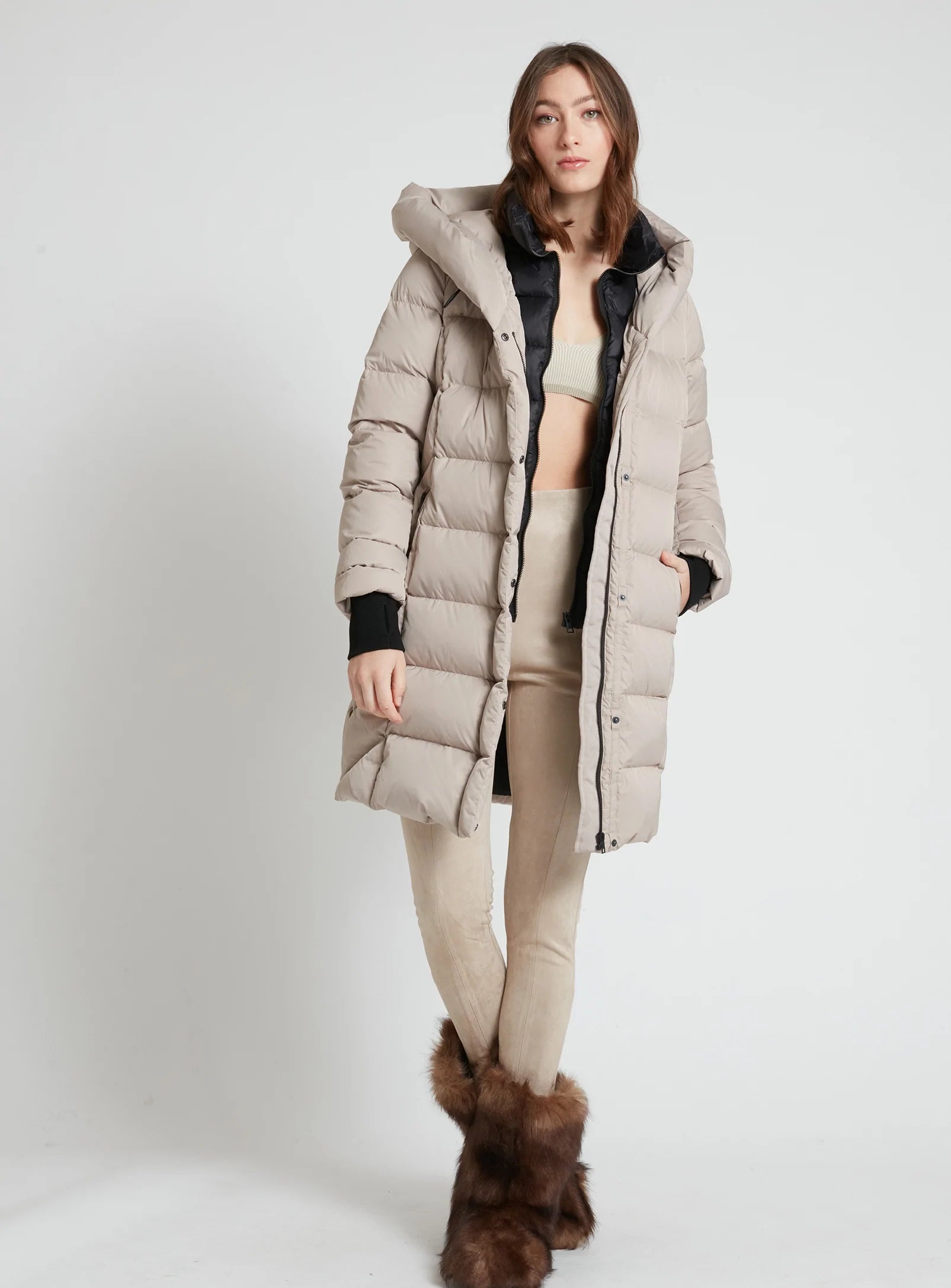 CAROLINE | quilted long puffer jacket || CAROLINE | Doudoune longue matelassée à encolure contrastée avec capuche coussin