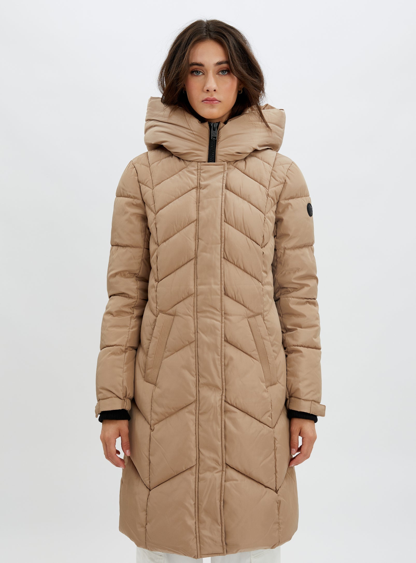 FLORENTINA |Long zip front hooded chevron quilted puffer jacket ||FLORENTINA |Doudoune longue matelassée à chevrons et capuche zippée sur le devant
