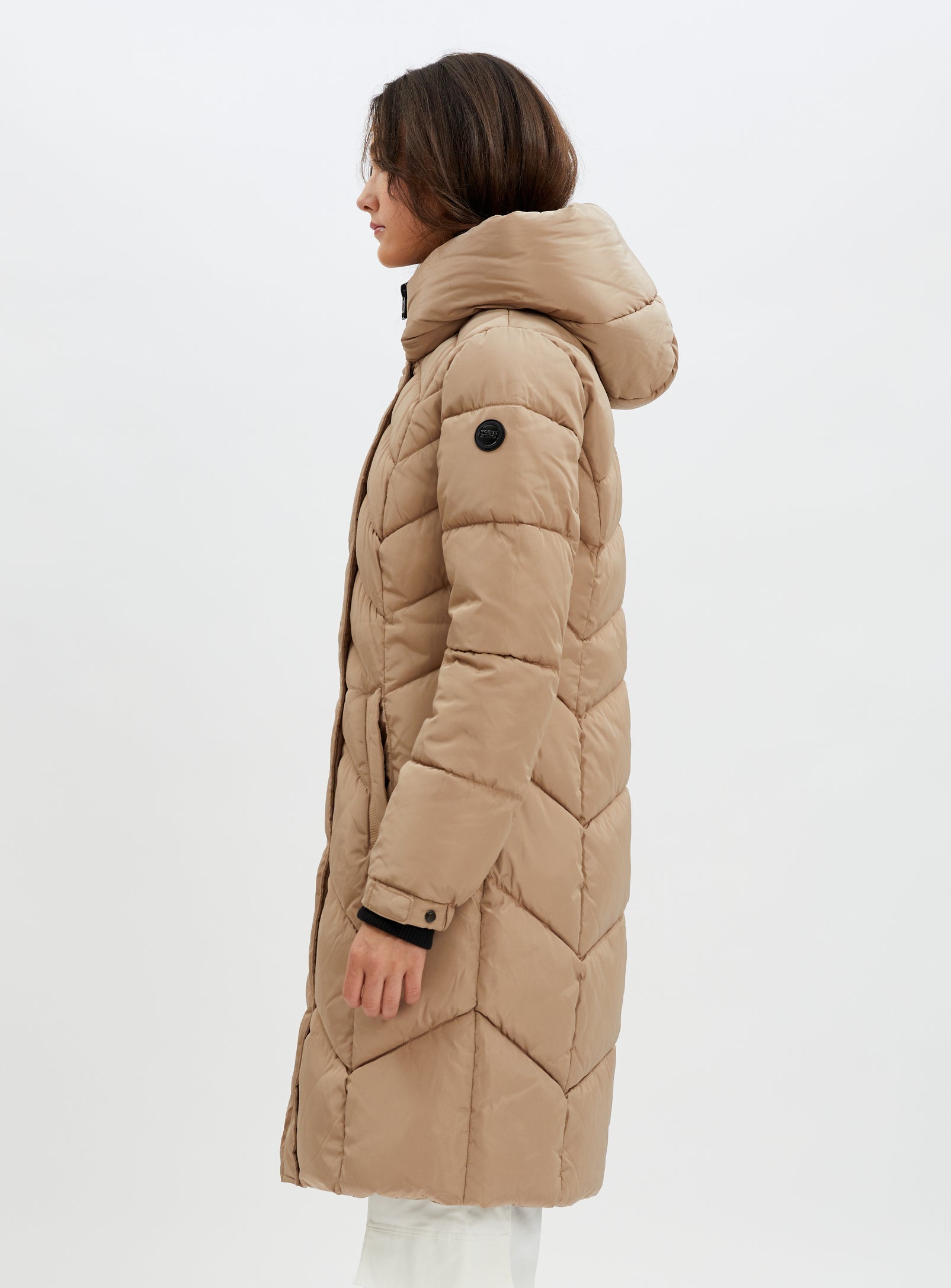 FLORENTINA |Long zip front hooded chevron quilted puffer jacket ||FLORENTINA |Doudoune longue matelassée à chevrons et capuche zippée sur le devant
