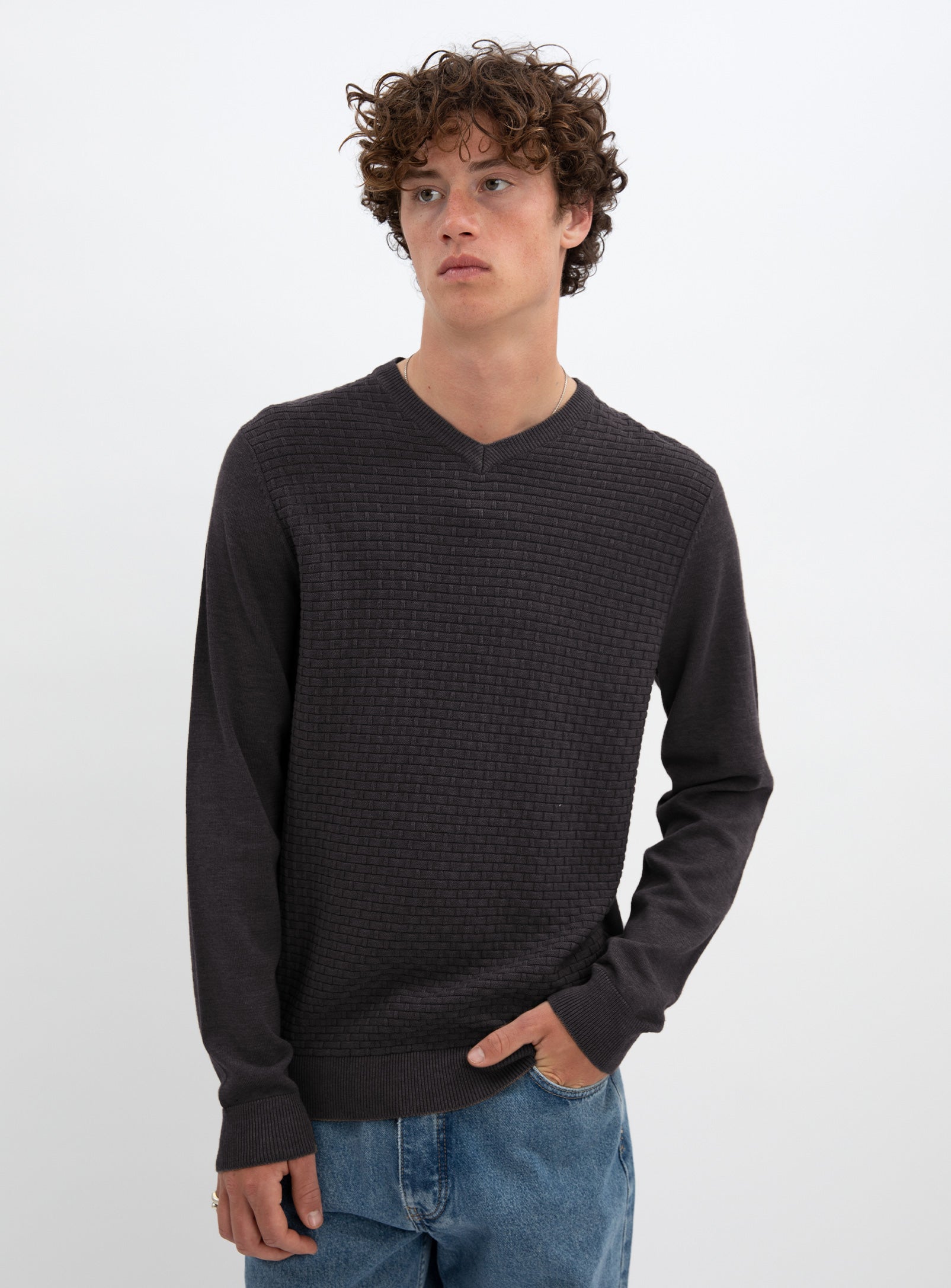STEN  | Cotton v neck fine gauge sweater || STEN |  Chandail fin en coton à col v