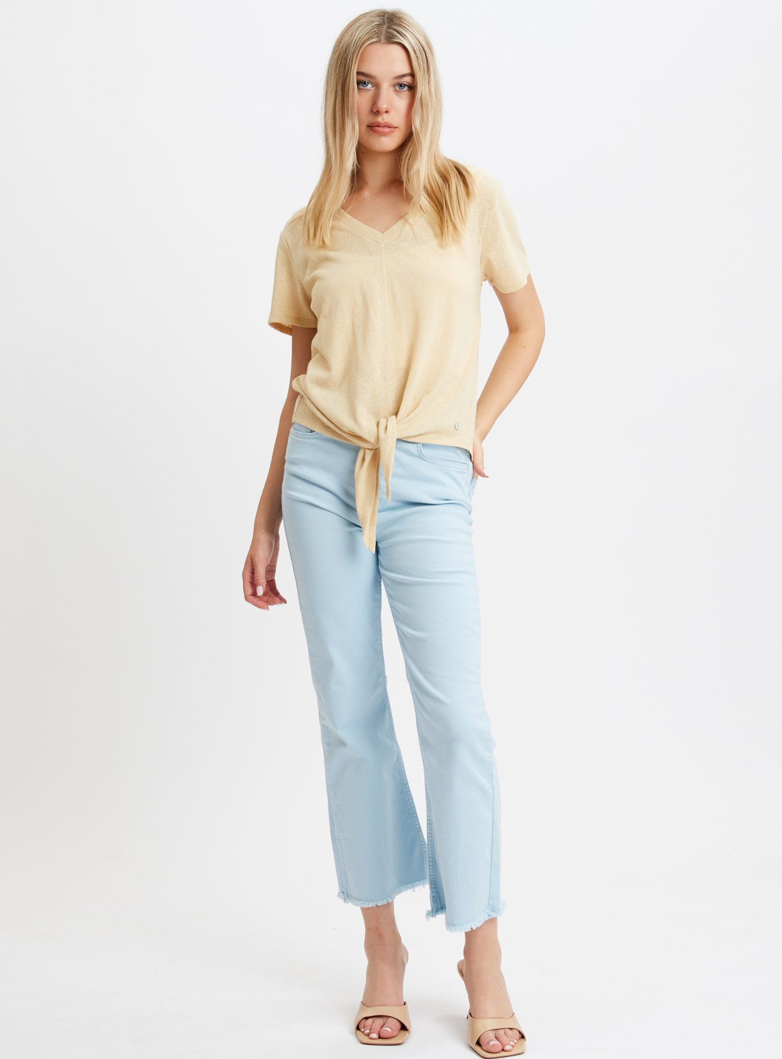 CARO | Short sleeve v-neck tie front knit top || CARO | Haut en tricot à manches courtes et col en V à nouer sur le devant