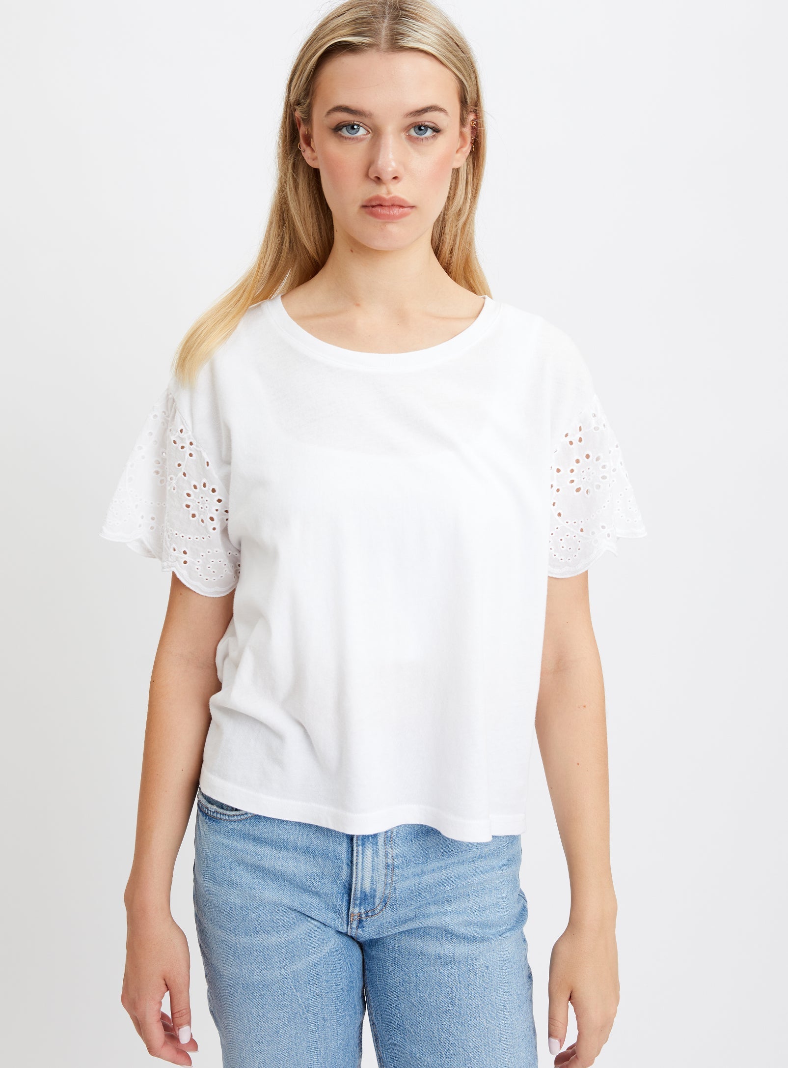 KIM | Short sleeve embroidery top || KIM | Haut brodé à manches courtes