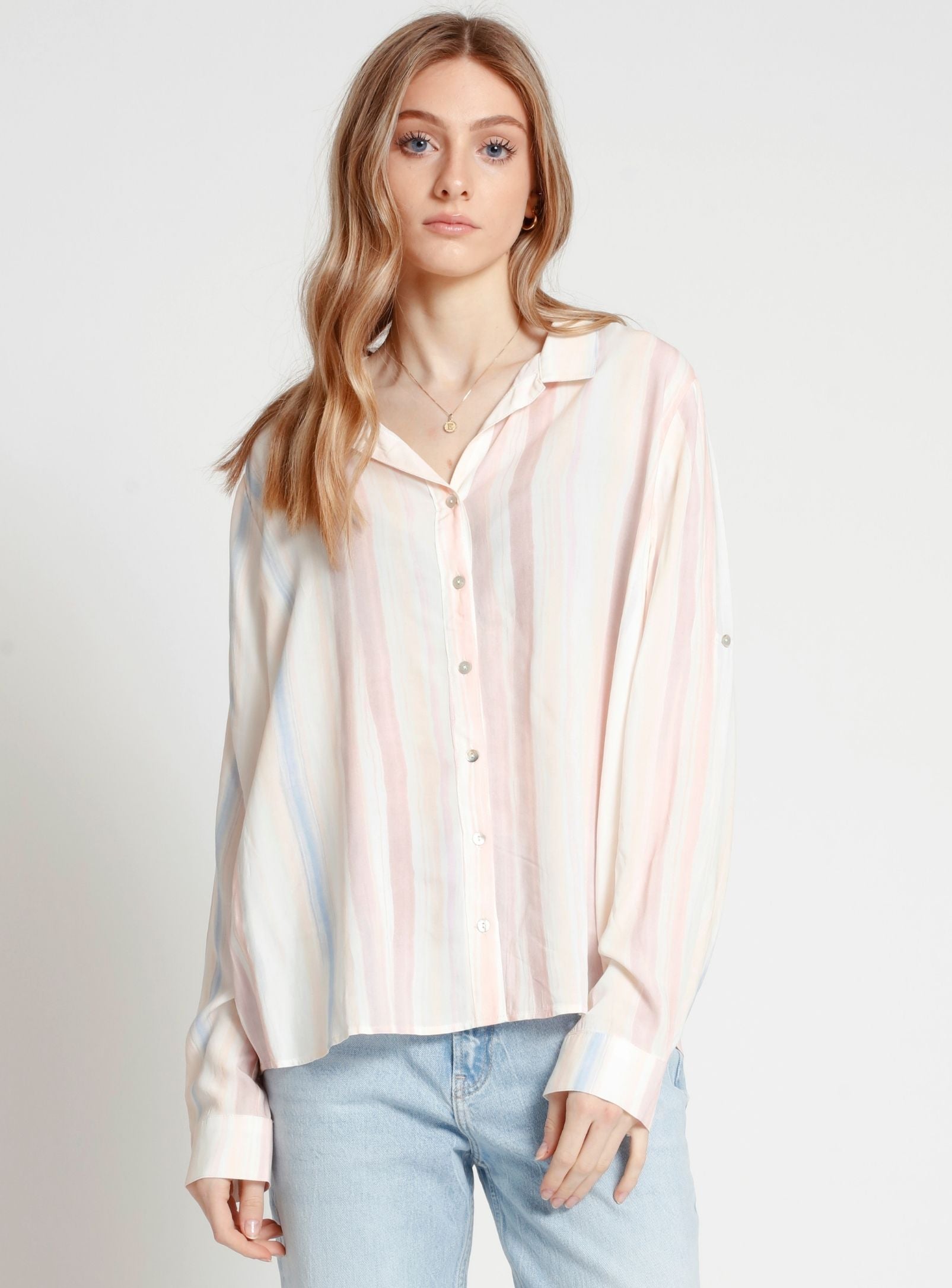 WELA | Striped button front blouse || WELA | Blouse boutonnée à rayures