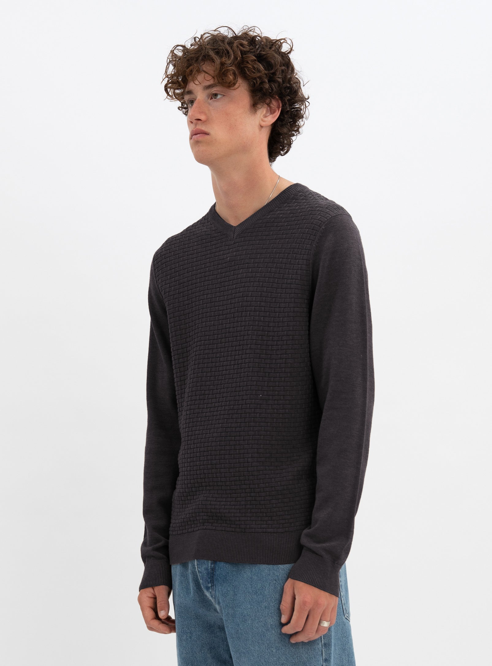 STEN  | Cotton v neck fine gauge sweater || STEN |  Chandail fin en coton à col v