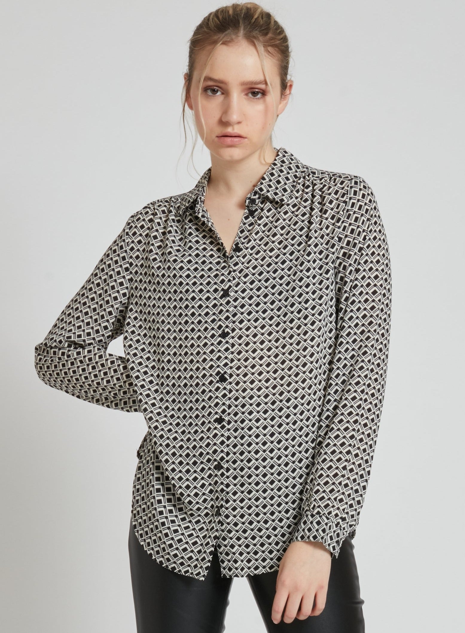 GABRIELLE | Long sleeve blouse in a geometric pattern design with button front closure. || GABRIELLE  |Chemisier à manches longues à motif géométrique avec fermeture boutonnée sur le devant.