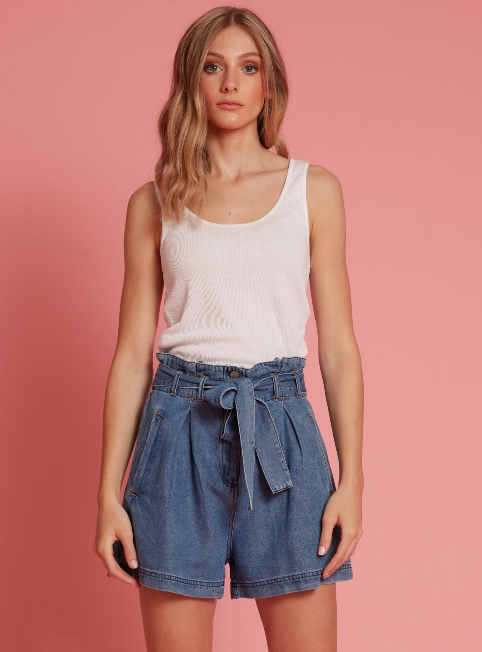 HALA | Belted denim shorts || HALA | Short en jean ceinturé