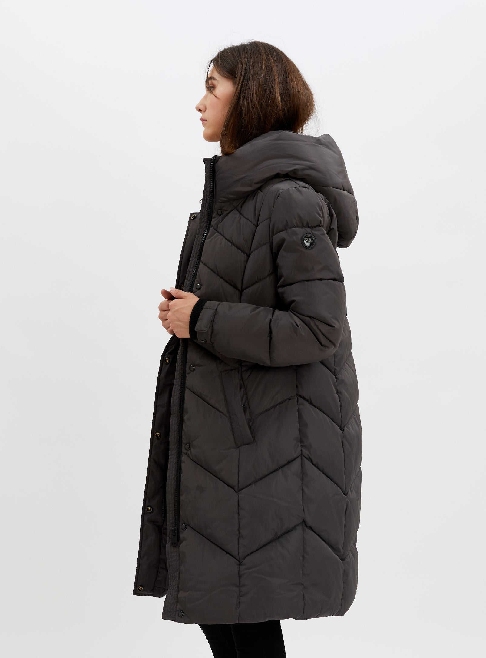 FLORENTINA |Long zip front hooded chevron quilted puffer jacket ||FLORENTINA |Doudoune longue matelassée à chevrons et capuche zippée sur le devant