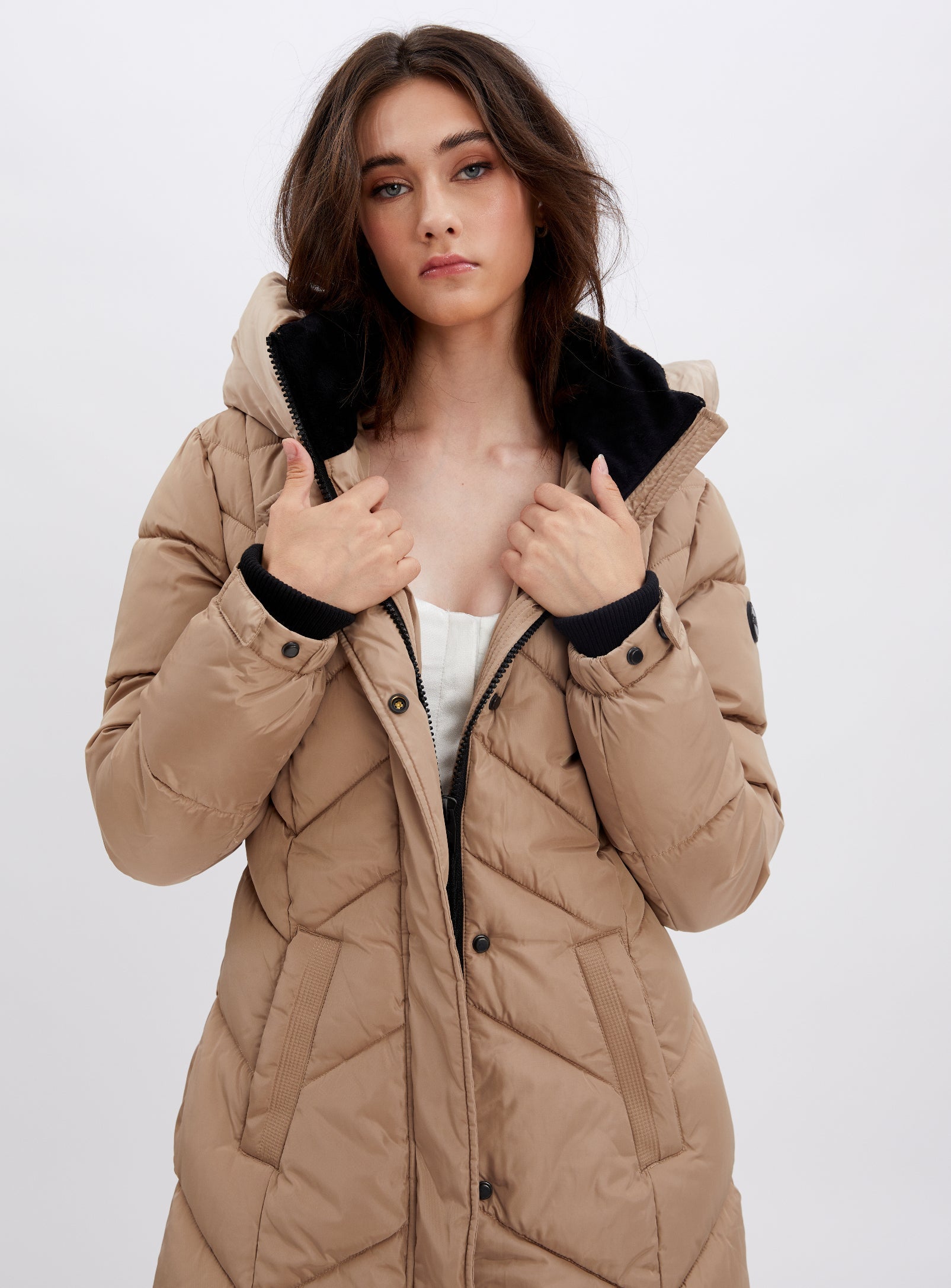 FLORENTINA |Long zip front hooded chevron quilted puffer jacket ||FLORENTINA |Doudoune longue matelassée à chevrons et capuche zippée sur le devant