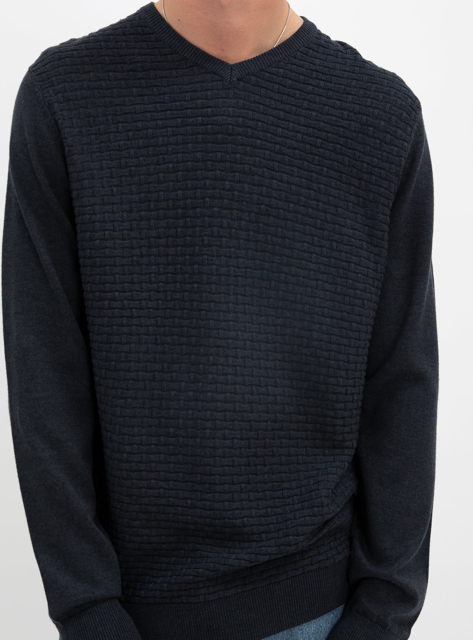 STEN  | Cotton v neck fine gauge sweater || STEN |  Chandail fin en coton à col v