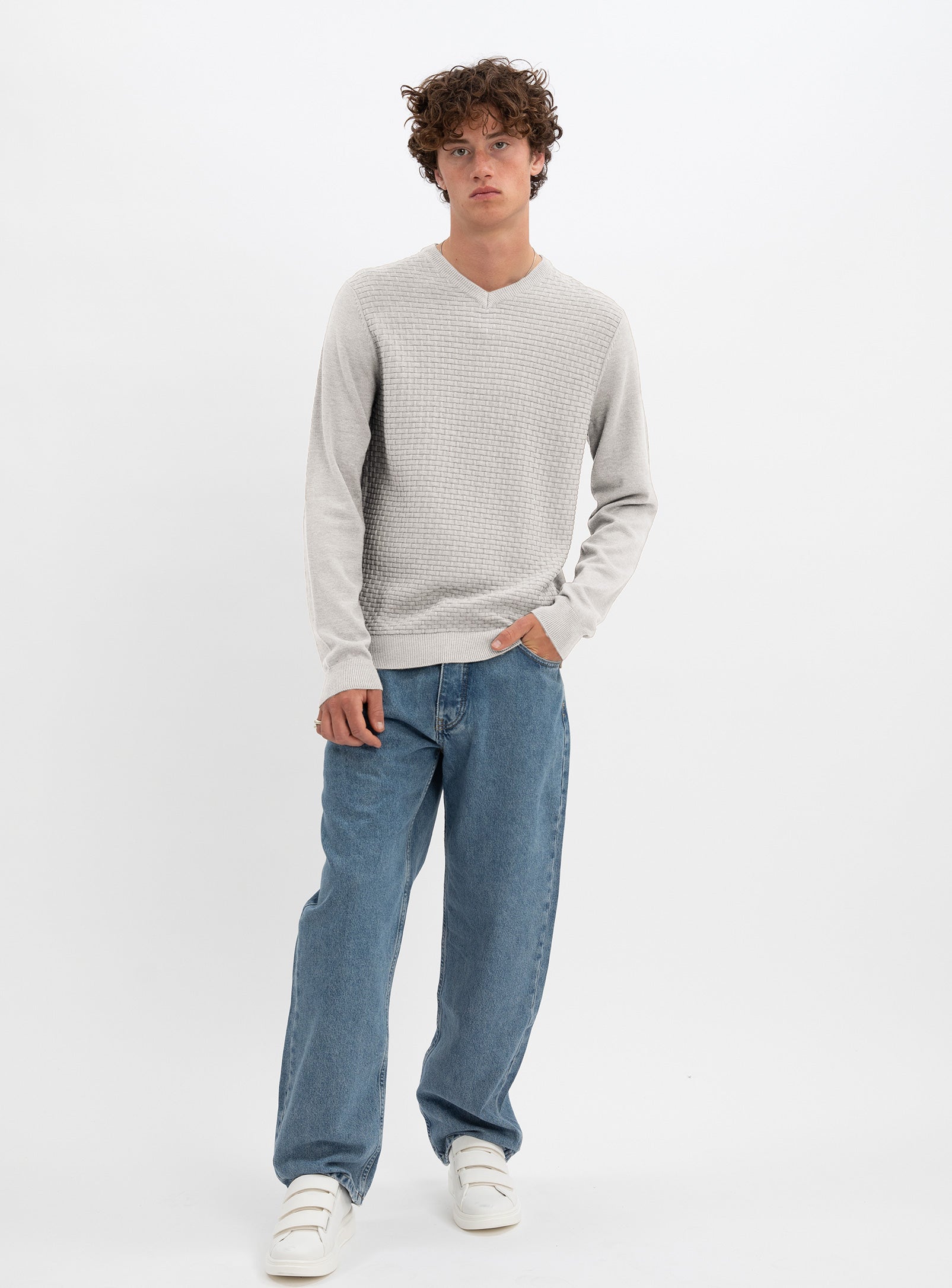 STEN  | Cotton v neck fine gauge sweater || STEN |  Chandail fin en coton à col v
