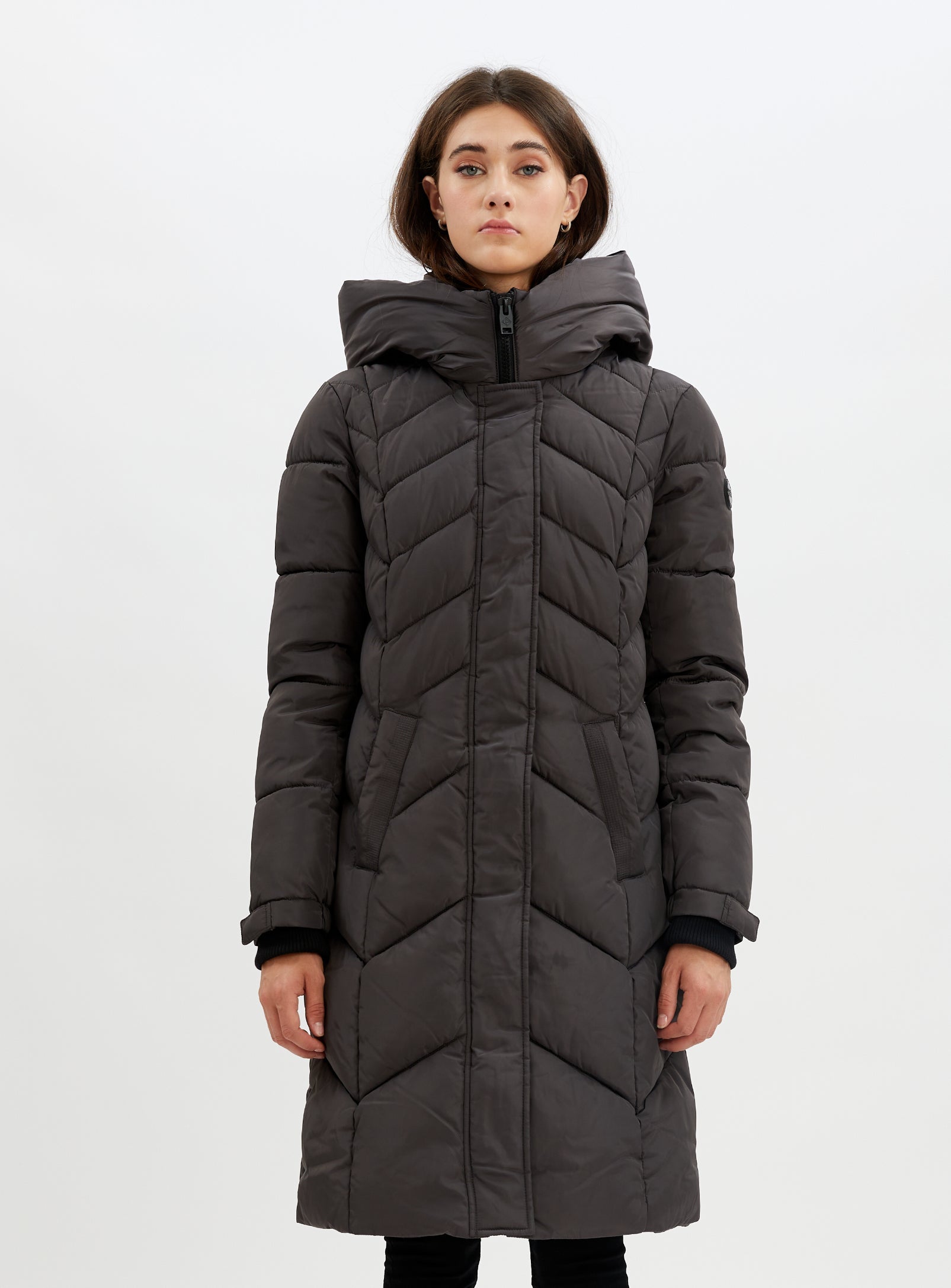 FLORENTINA |Long zip front hooded chevron quilted puffer jacket ||FLORENTINA |Doudoune longue matelassée à chevrons et capuche zippée sur le devant