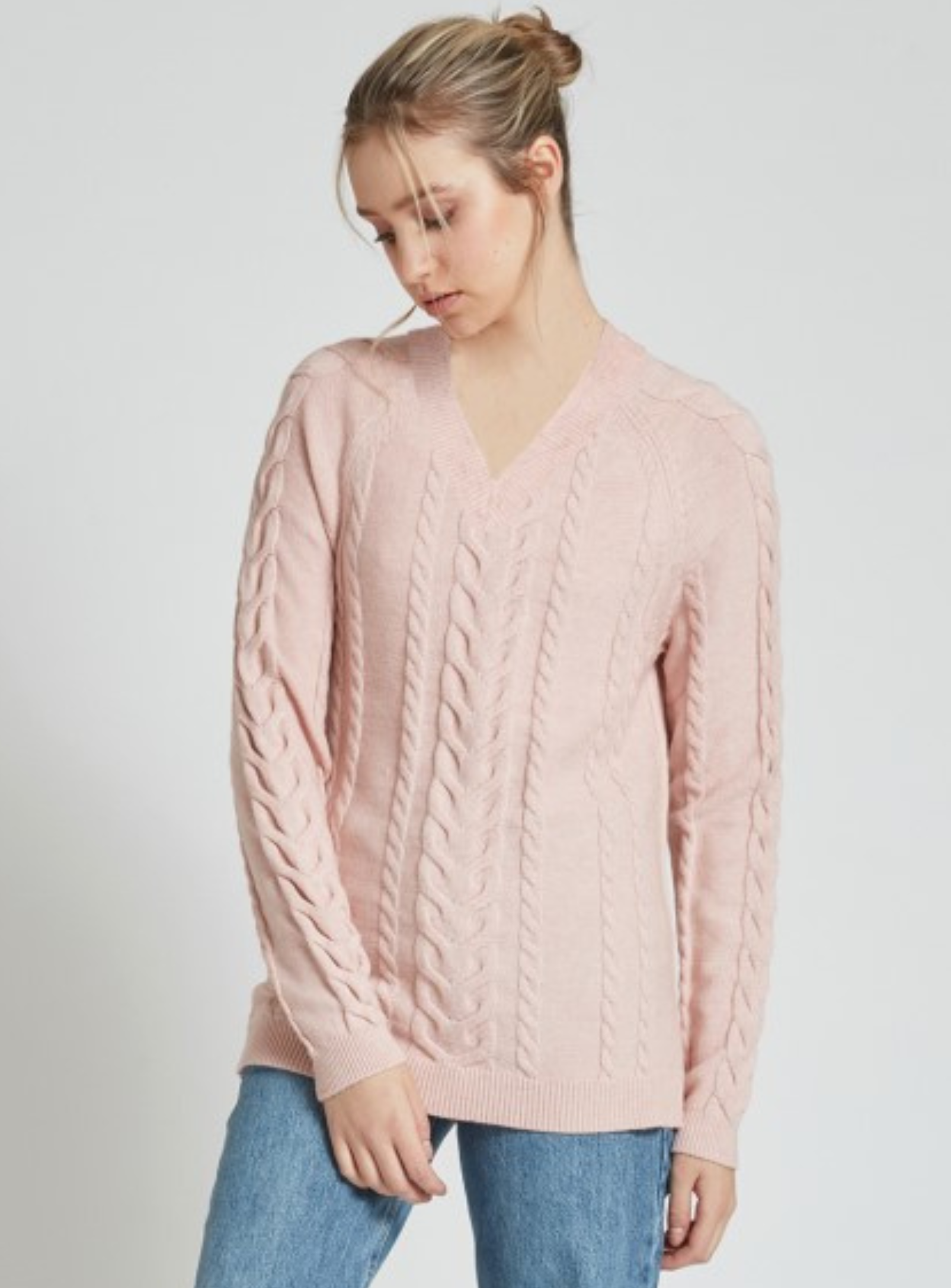 MONTIA | V-neck Cable Knit Sweater With Cable Knit Design.|| MONTIA | Pull en Maille Torsadée à Col en V Avec Motif en Maille Torsadée.