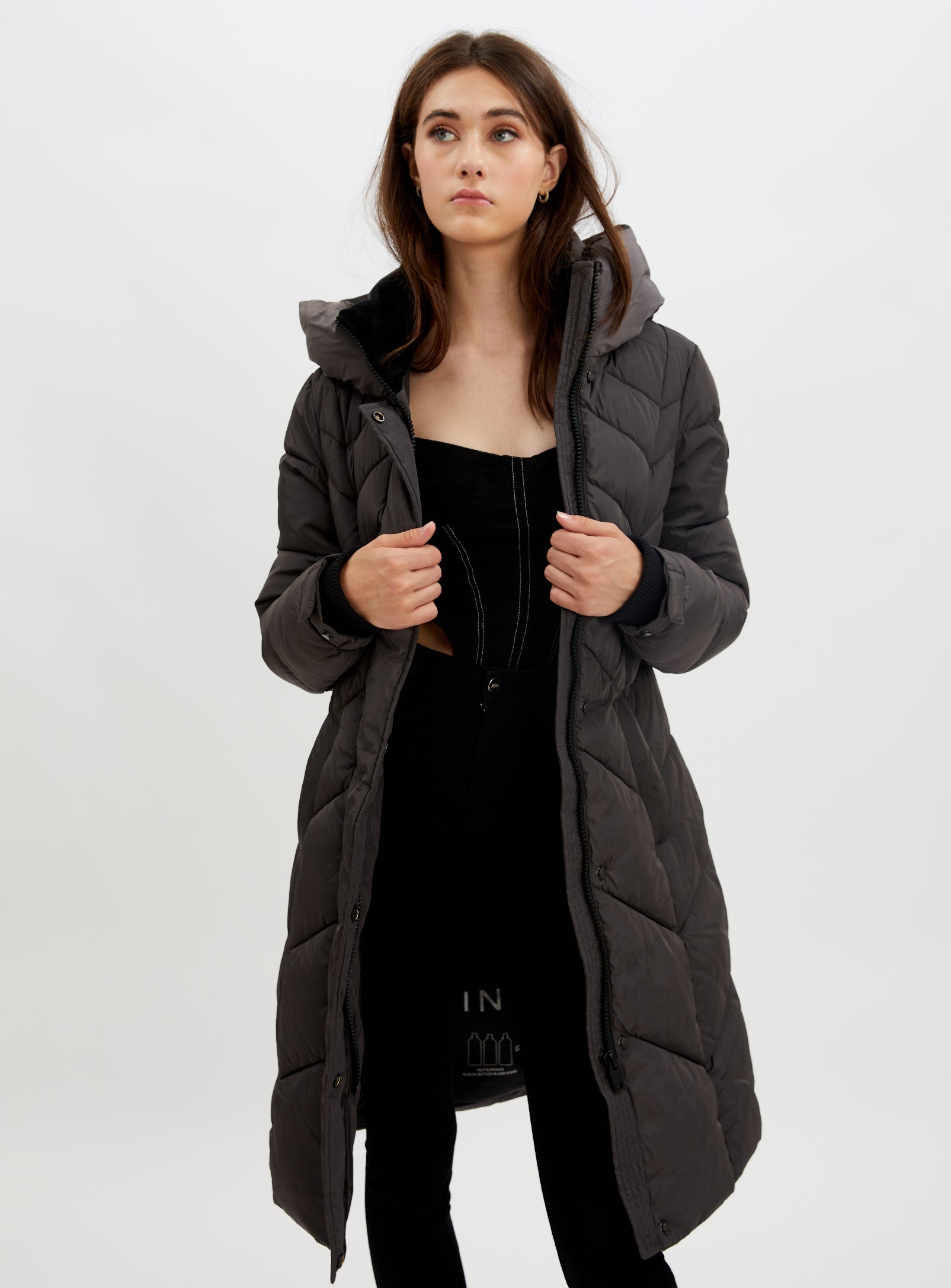 FLORENTINA |Long zip front hooded chevron quilted puffer jacket ||FLORENTINA |Doudoune longue matelassée à chevrons et capuche zippée sur le devant