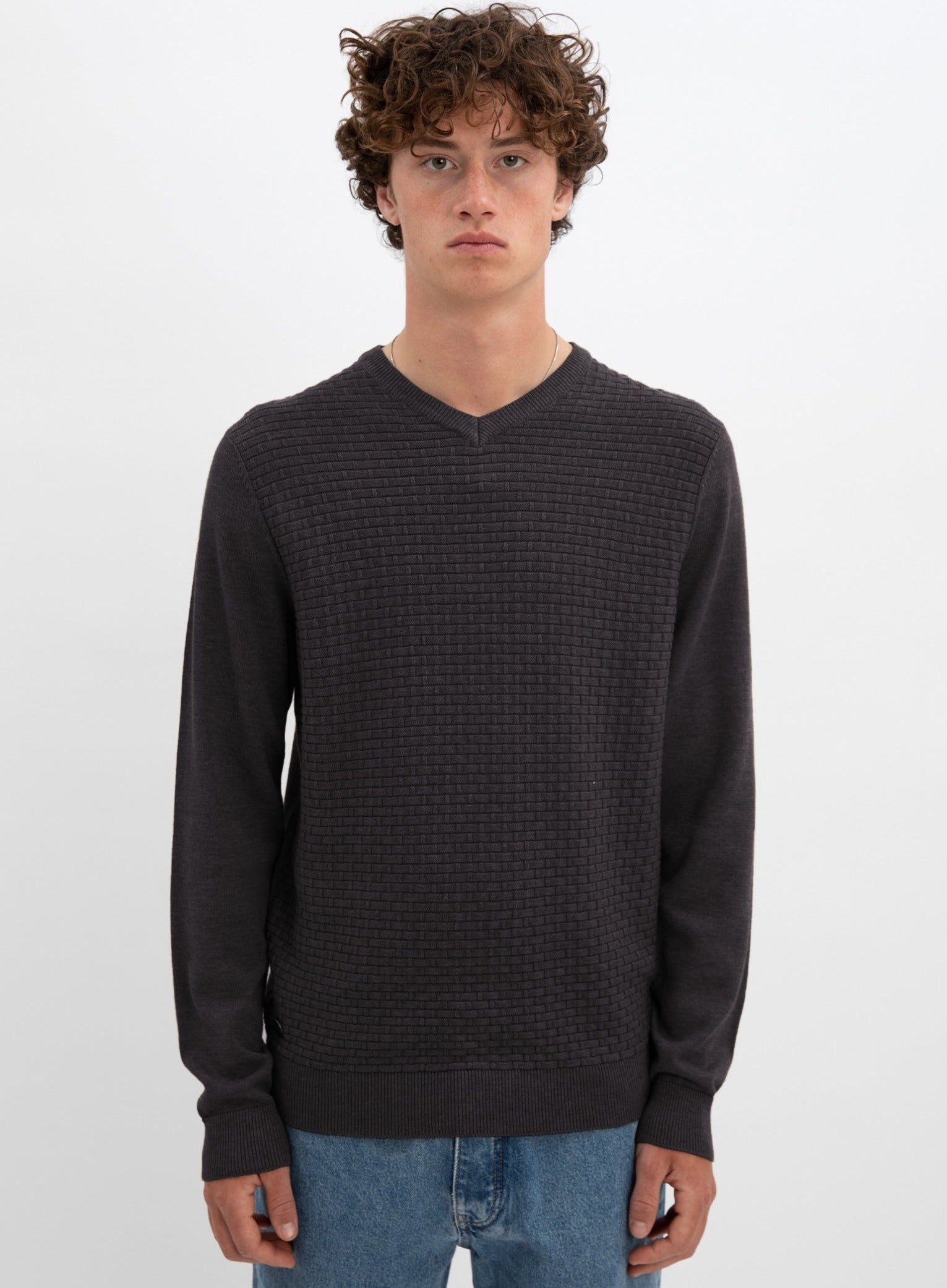 STEN  | Cotton v neck fine gauge sweater || STEN |  Chandail fin en coton à col v