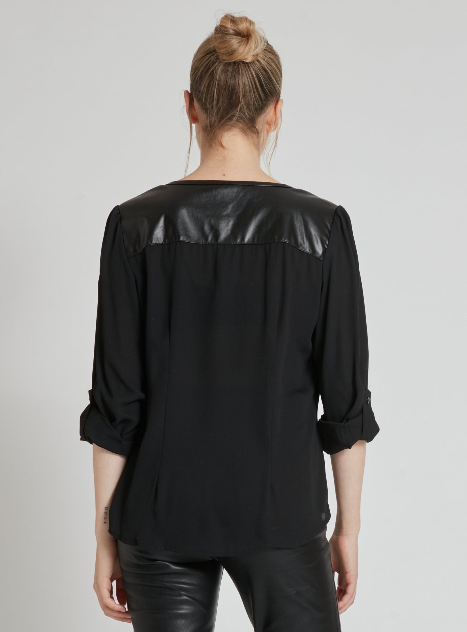GISELE | Long sleeve blouse with zipper at neckline opening and P.U. accents. || GISELE | Chemisier à manches longues avec fermeture éclair à l'ouverture de l'encolure et P.U. accents.