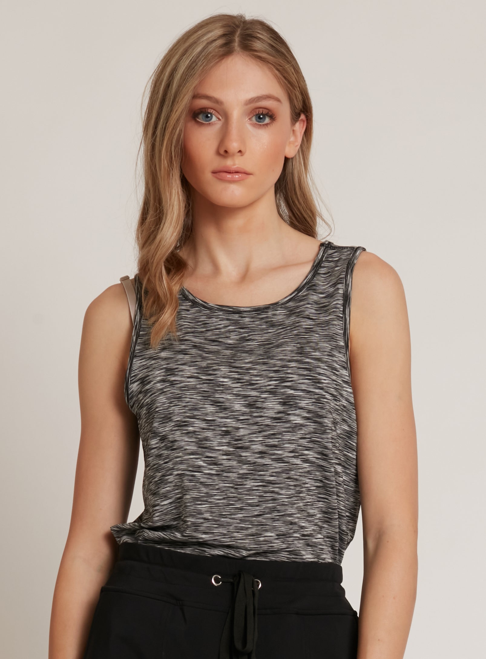 TAYA | 2 way stretch sleeveless athleisure t-shirt || TAYA | T-shirt athleisure sans manches extensible dans les 2 sens