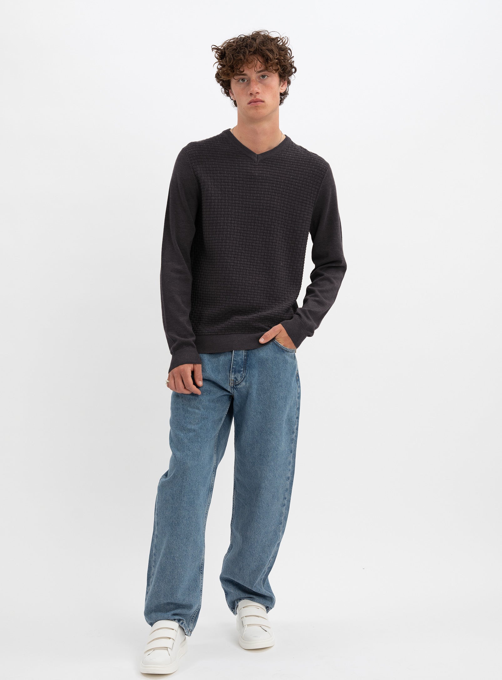STEN  | Cotton v neck fine gauge sweater || STEN |  Chandail fin en coton à col v