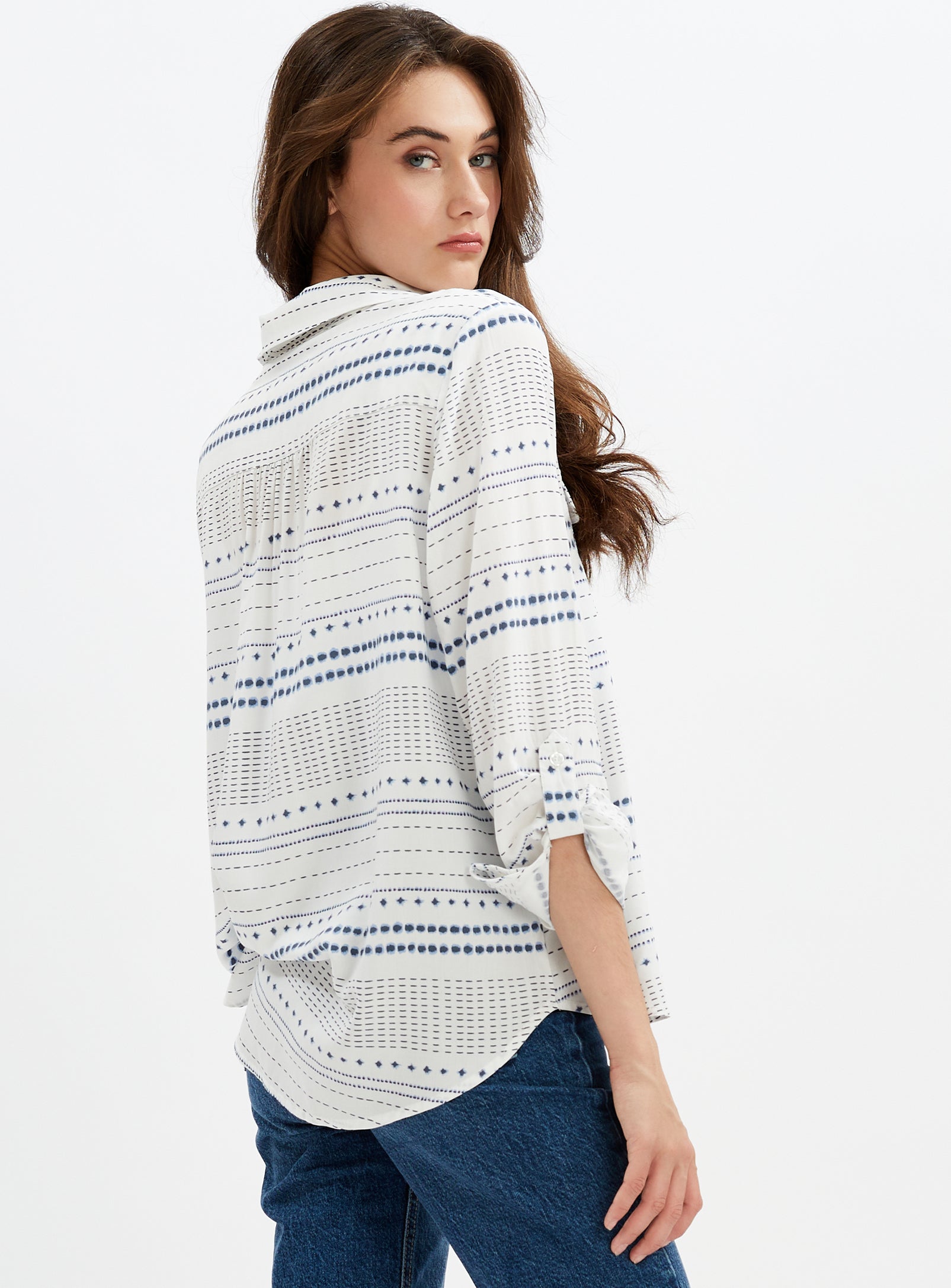 SUZANE | Convertible sleeve open neck printed blouse || SUZANE | Chemisier imprimé à manches convertibles et col ouvert