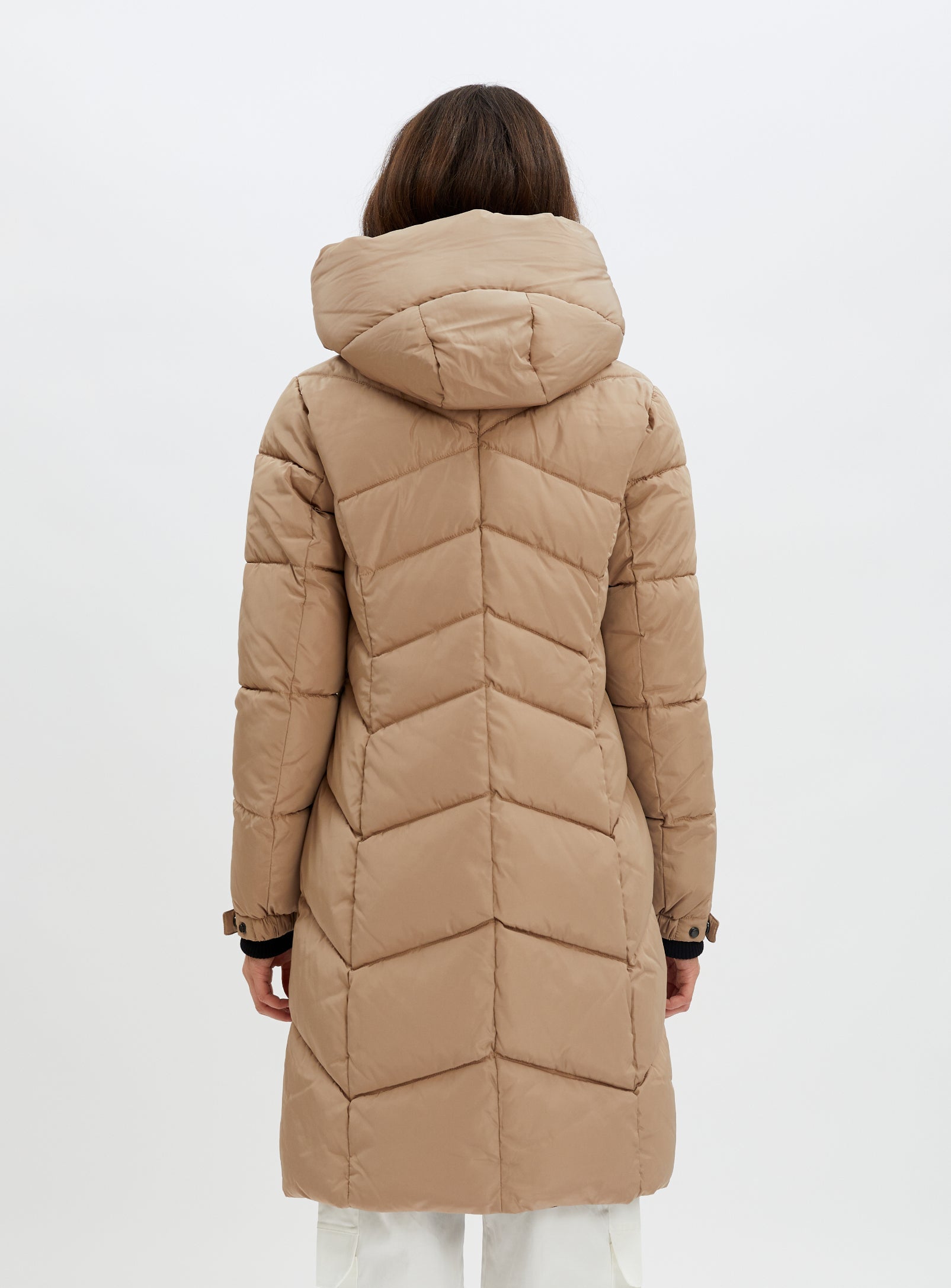 FLORENTINA |Long zip front hooded chevron quilted puffer jacket ||FLORENTINA |Doudoune longue matelassée à chevrons et capuche zippée sur le devant