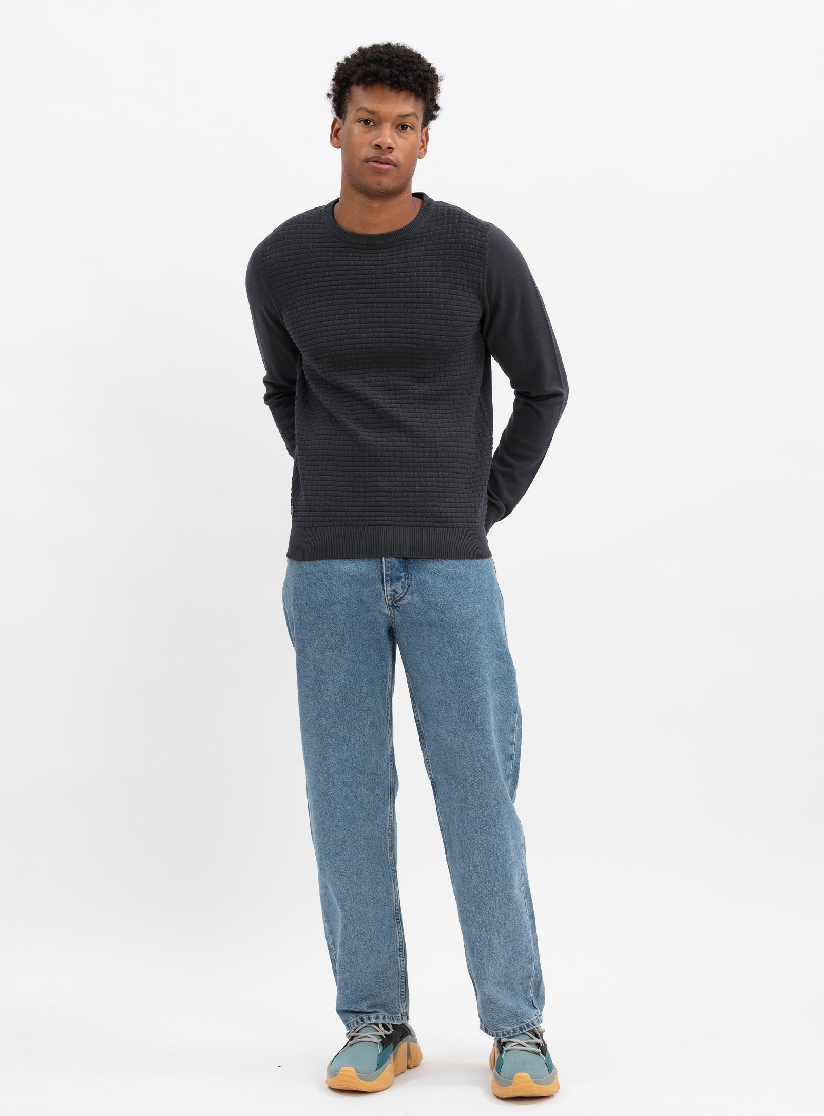 SWEN  | Cotton crewneck fine gauge sweater || SWEN |  Chandail fin en coton à col ras du cou