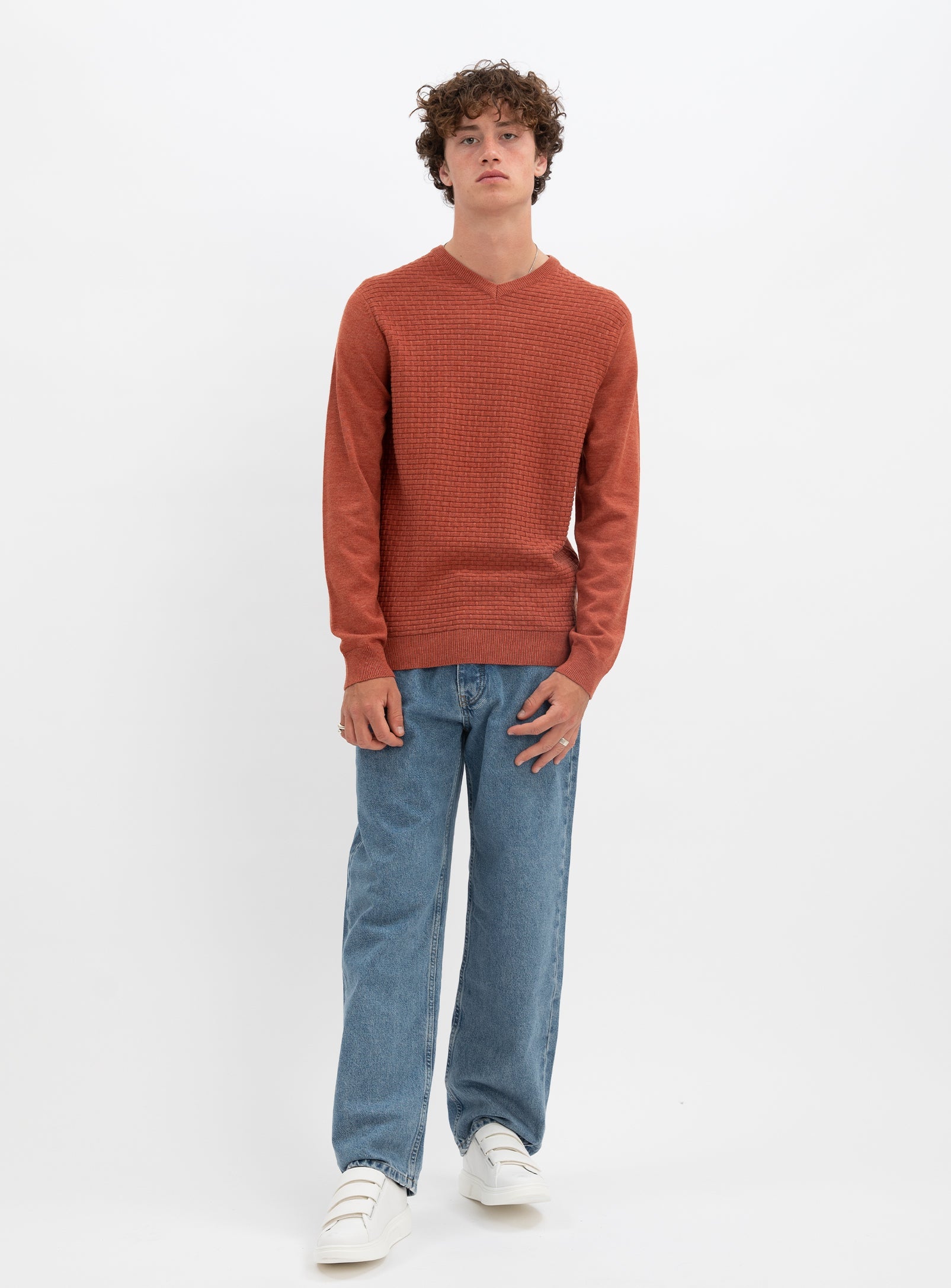 STEN  | Cotton v neck fine gauge sweater || STEN |  Chandail fin en coton à col v