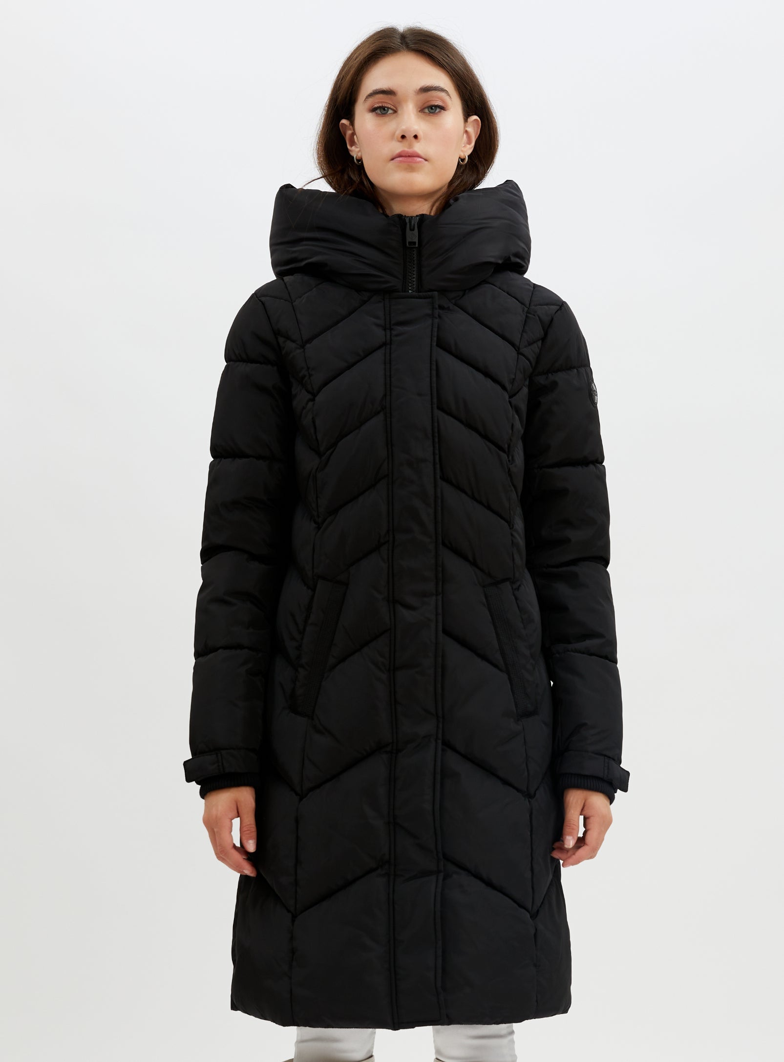 FLORENTINA |Long zip front hooded chevron quilted puffer jacket ||FLORENTINA |Doudoune longue matelassée à chevrons et capuche zippée sur le devant