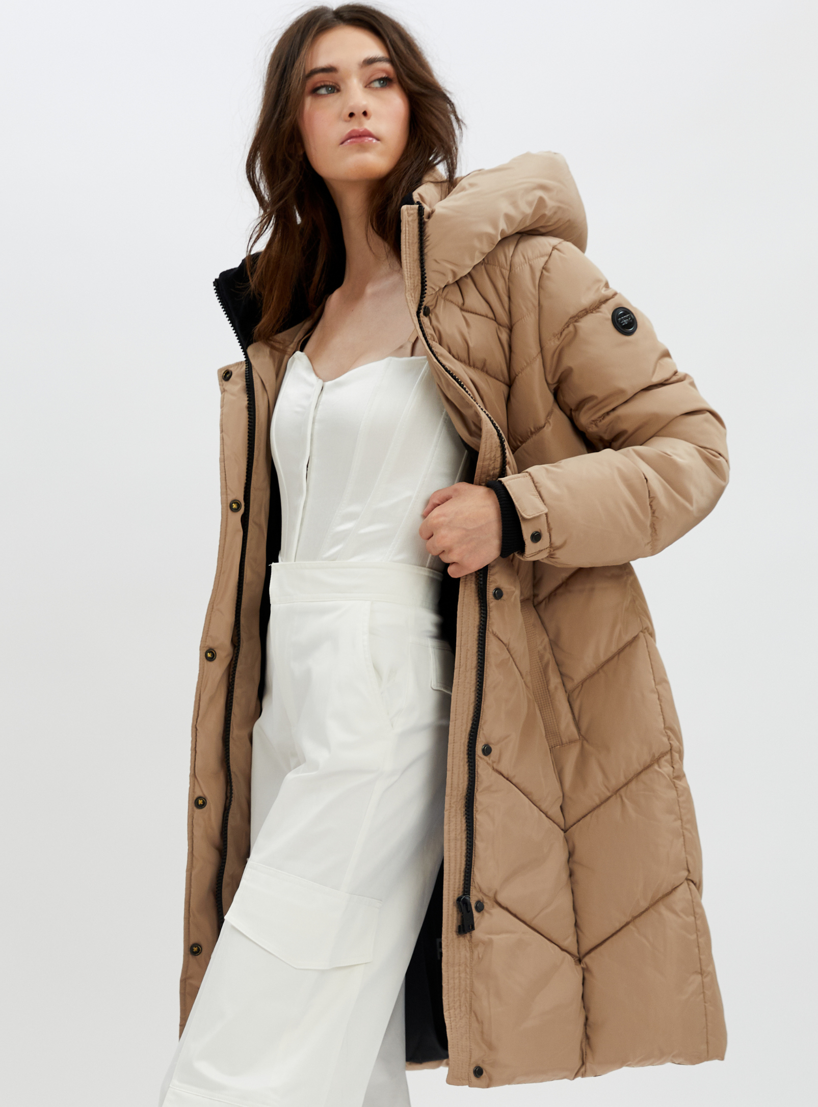 FLORENTINA |Long zip front hooded chevron quilted puffer jacket ||FLORENTINA |Doudoune longue matelassée à chevrons et capuche zippée sur le devant