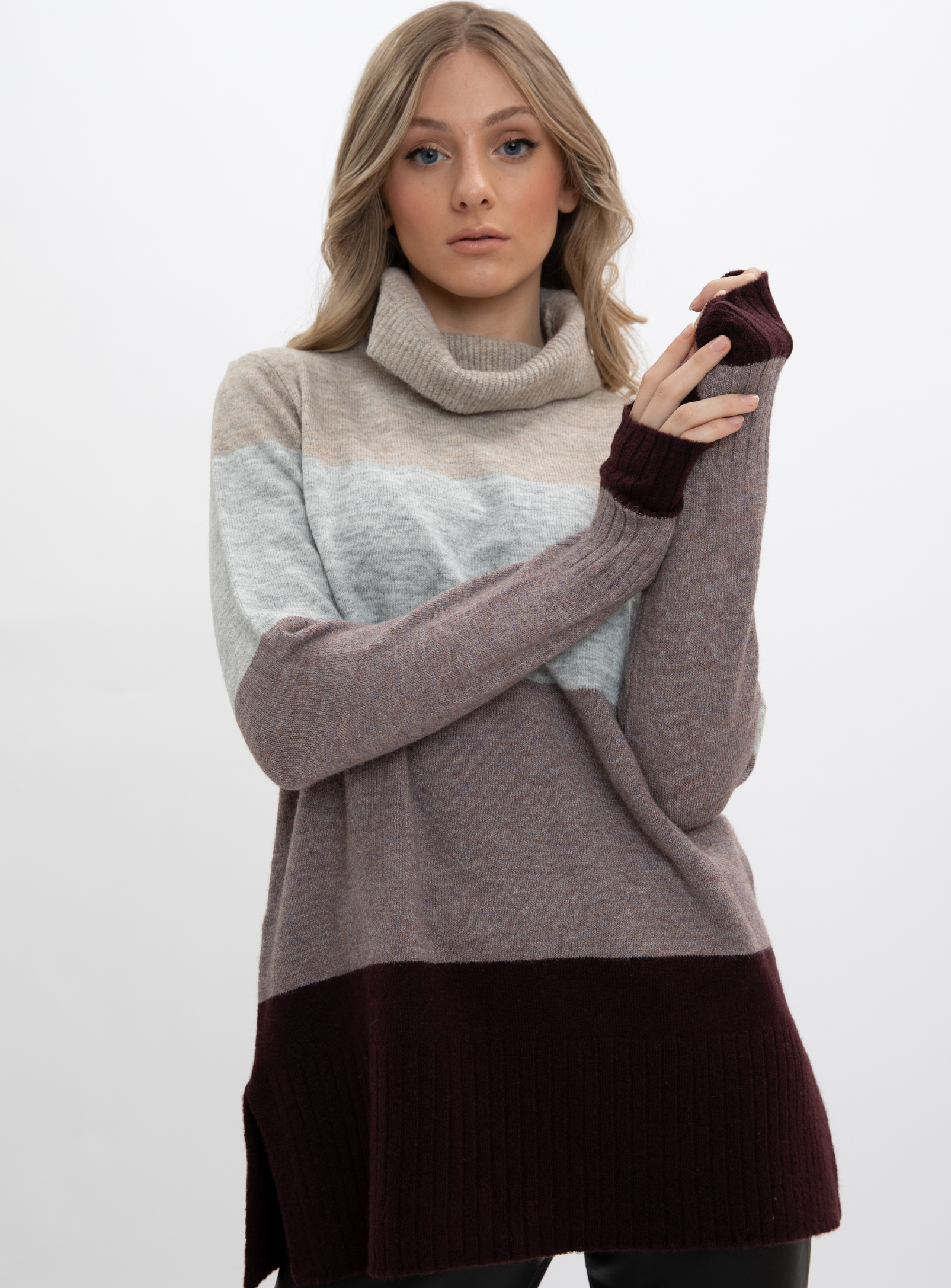 JACLYN | Color block turtleneck sweater with side slits || JACLYN | Pull col roulé color block avec fentes latérales