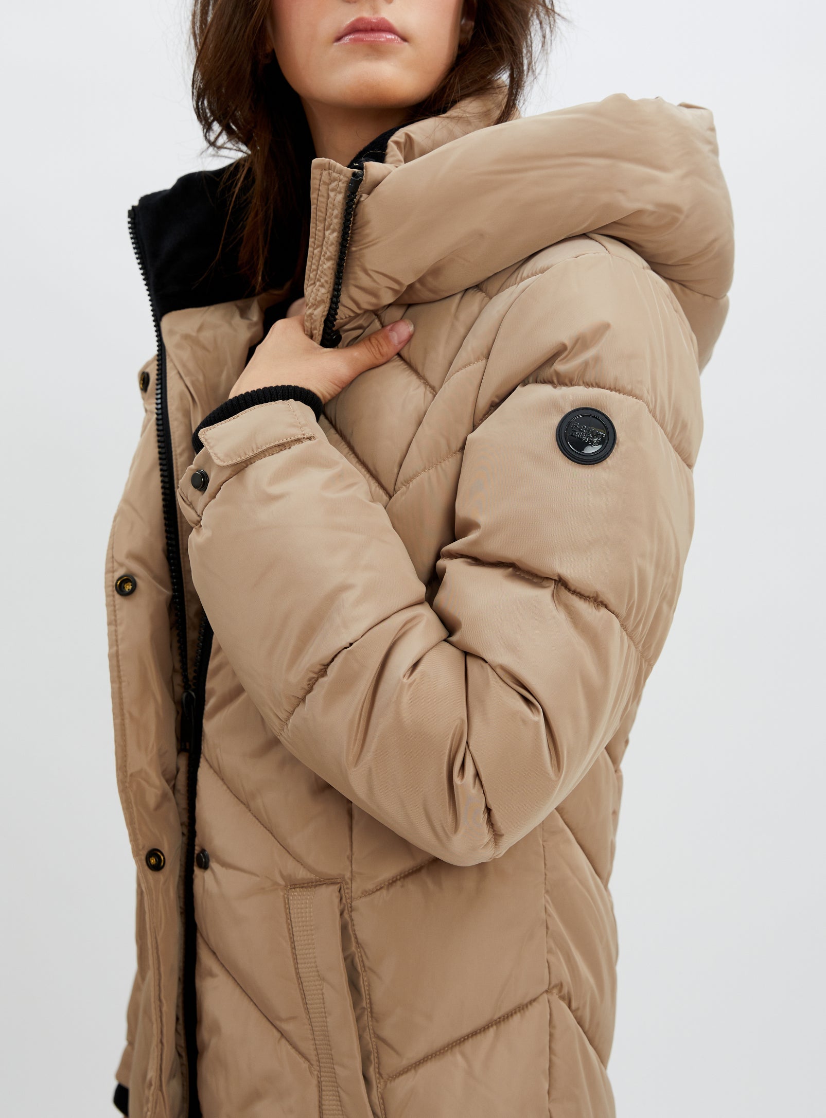 FLORENTINA |Long zip front hooded chevron quilted puffer jacket ||FLORENTINA |Doudoune longue matelassée à chevrons et capuche zippée sur le devant